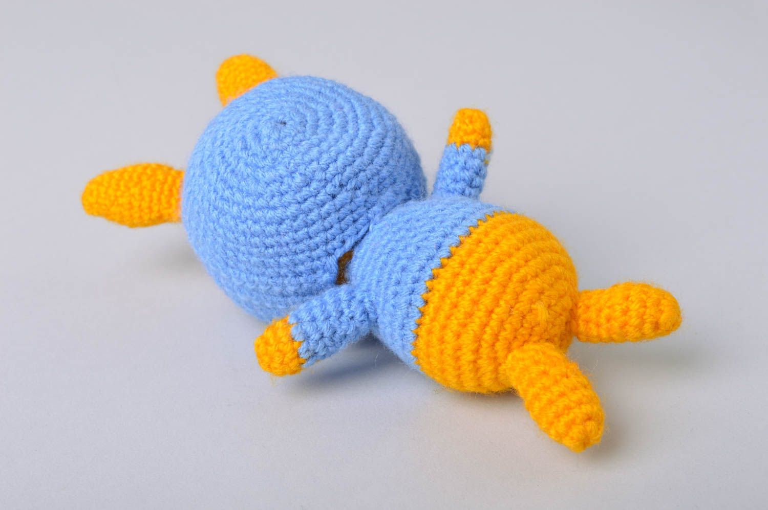 Мягкая игрушка ручной работы зайка вязаный крючком желто-голубой маленький фото 5