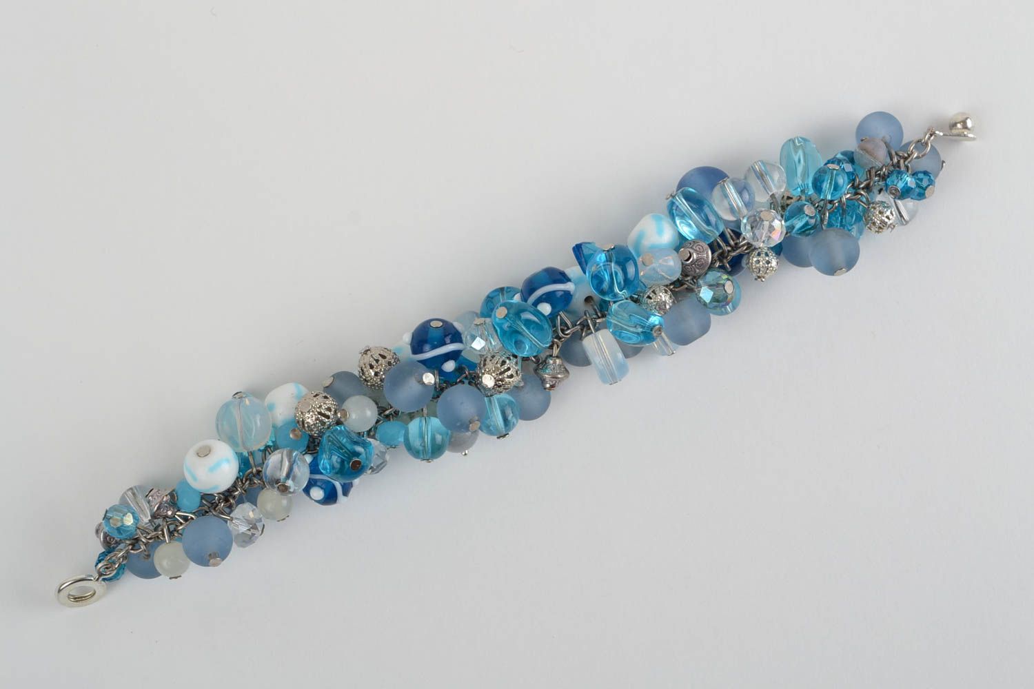 Bracelet en perles de verre et cristal de roche bleu clair style marin fait main photo 3
