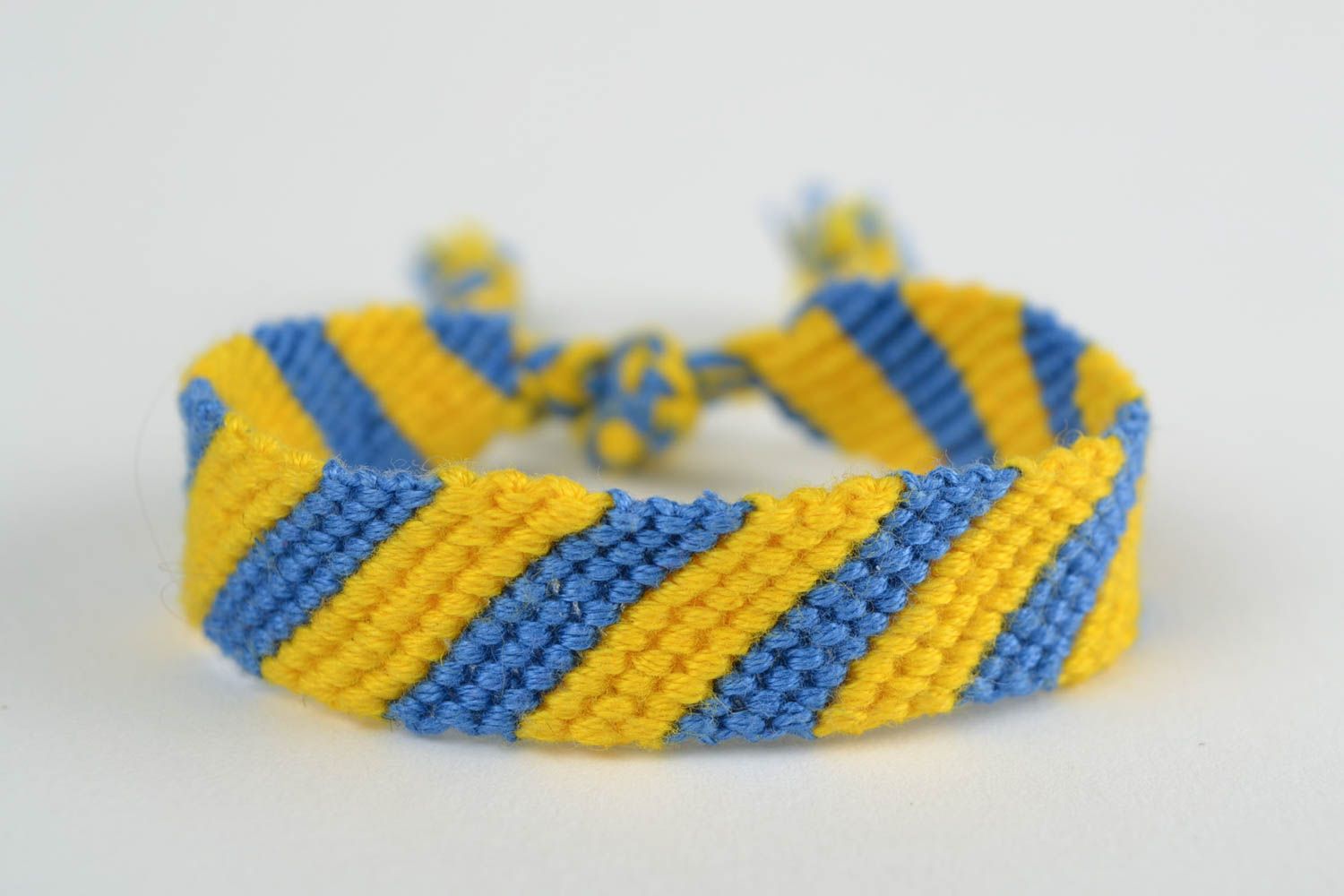 Bracelet en fils jaunes et bleus tressé en macramé avec cordelettes fait main photo 3