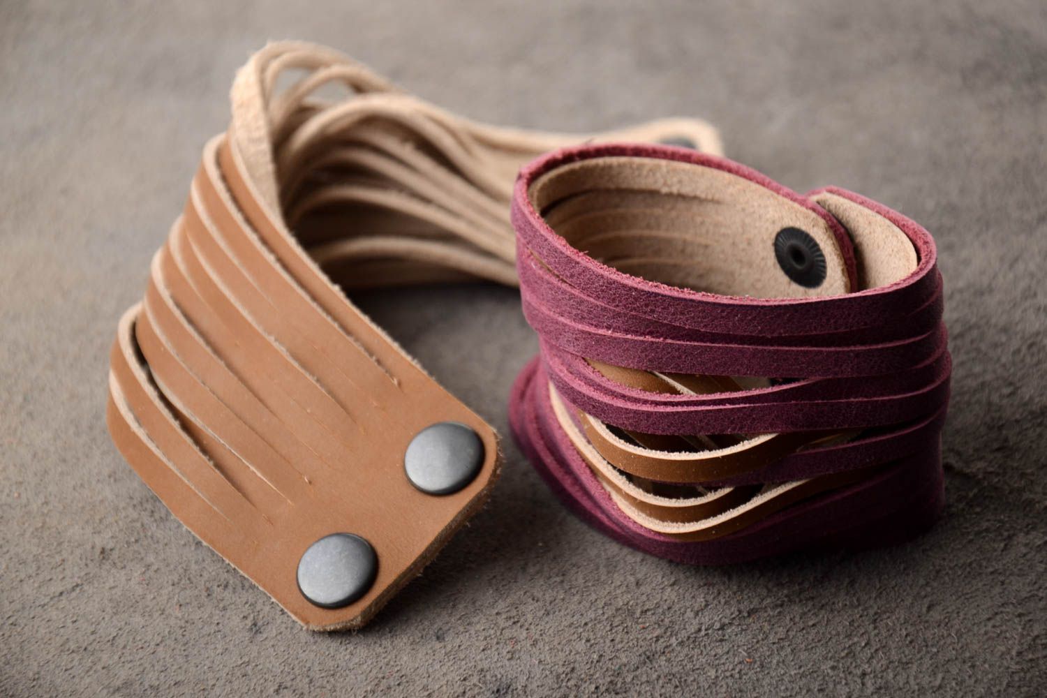 Dunkle breite Damen Armbänder handmade Leder Schmuck Frauen Accessoires 2 Stück  foto 1