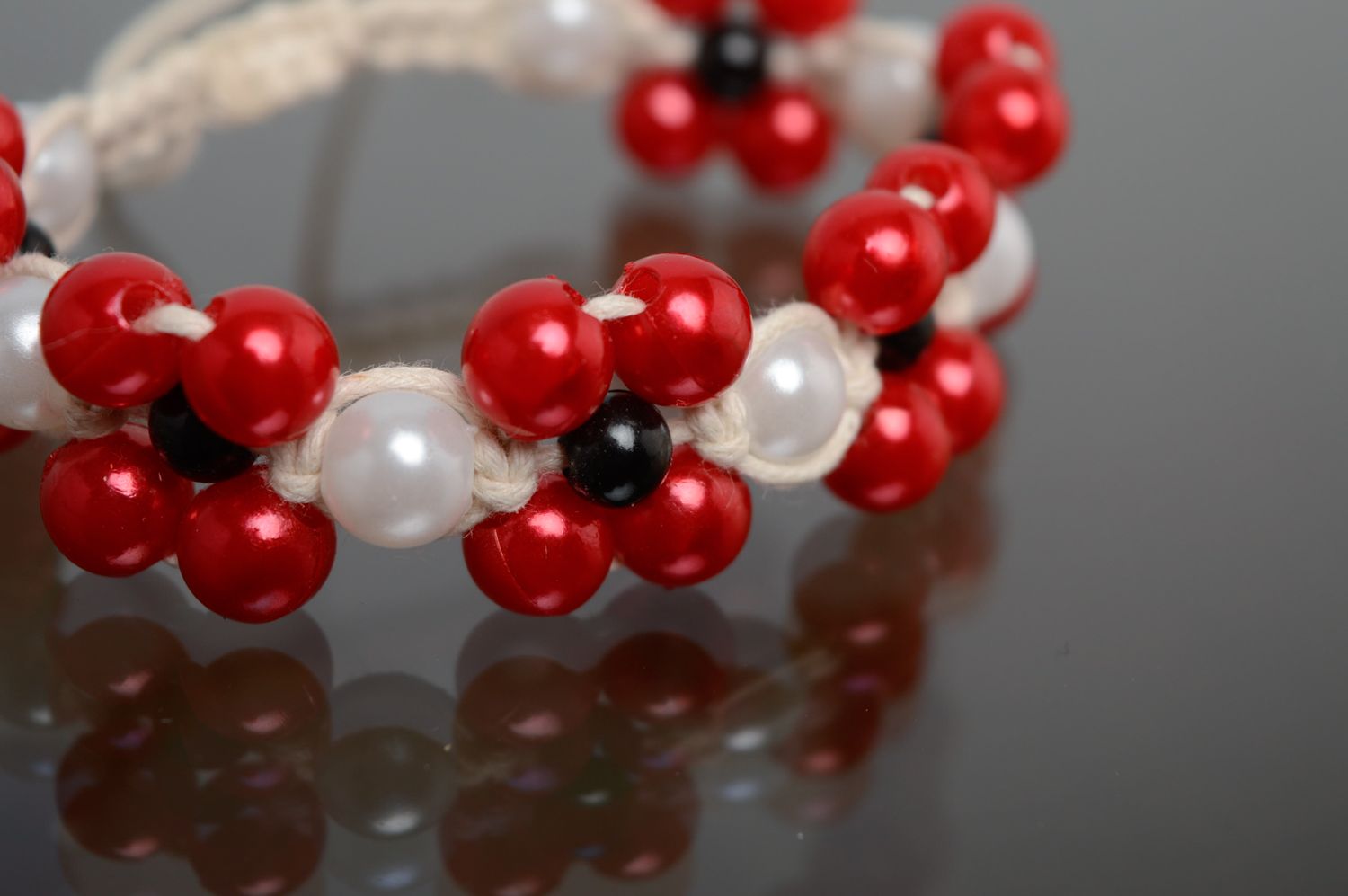 Bracelet en macramé avec perles céramiques rouge et blanc fait main pour femme photo 2