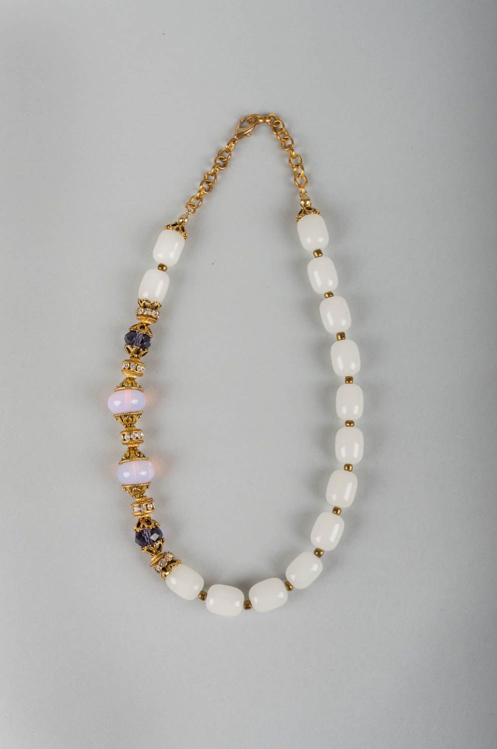 Schöne elegante handgemachte Halskette aus Natursteinen Nephrit und Mondstein foto 2