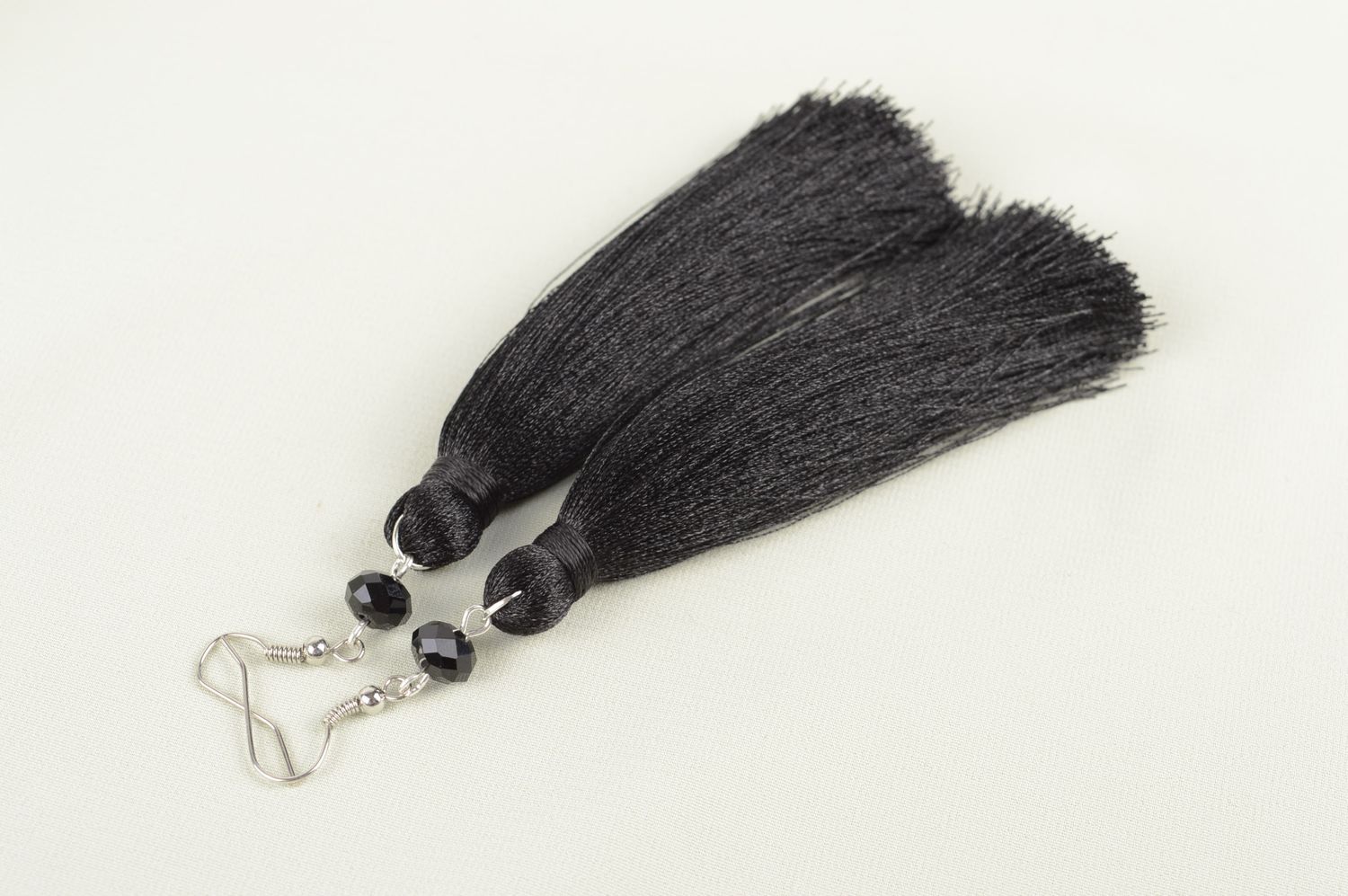 Pendientes artesanales de hilos negros bisutería de moda regalo original foto 1