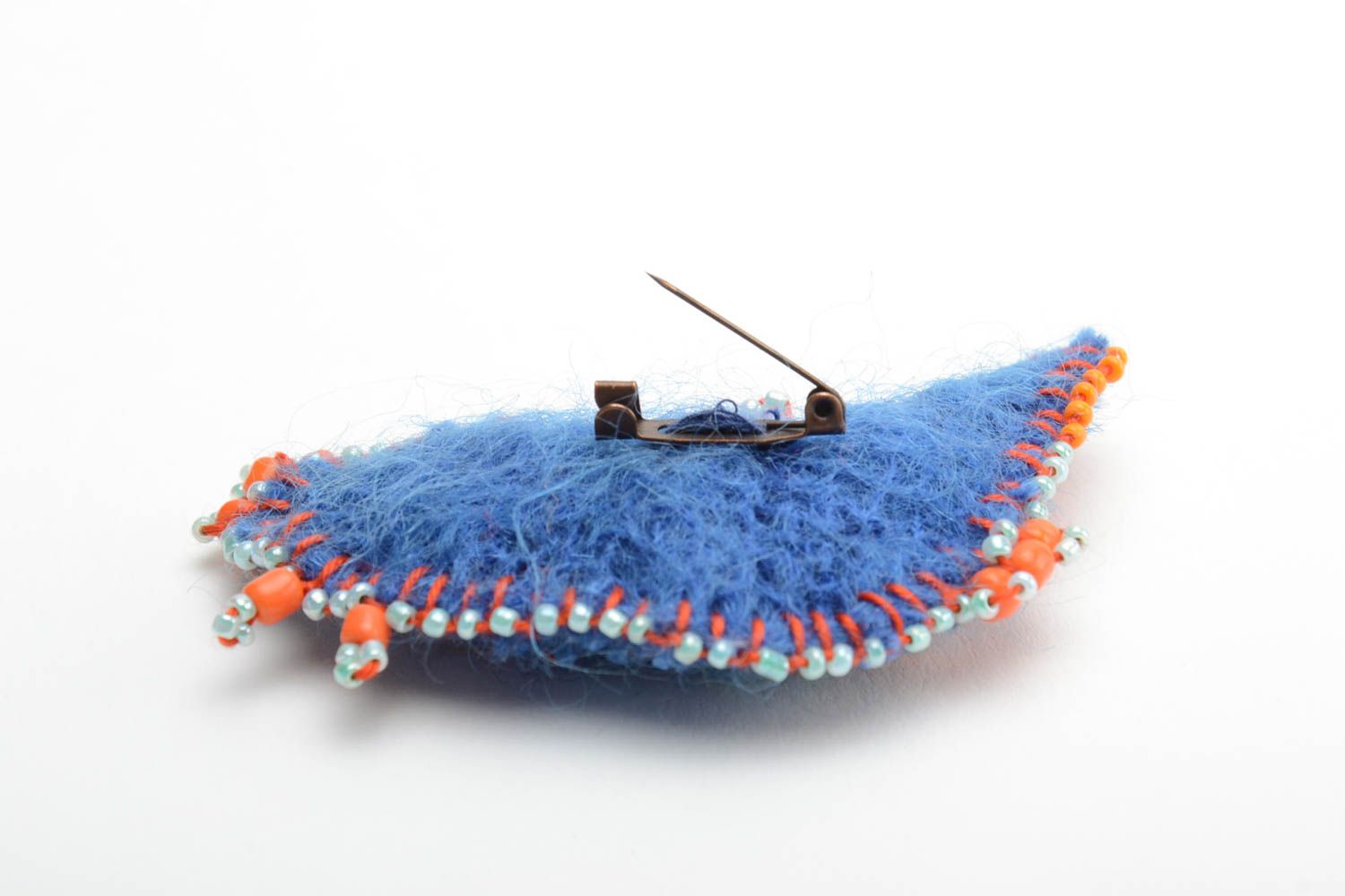 Broche de lana voluminoso artesanal cosido con abalorios Pajarito azul foto 3