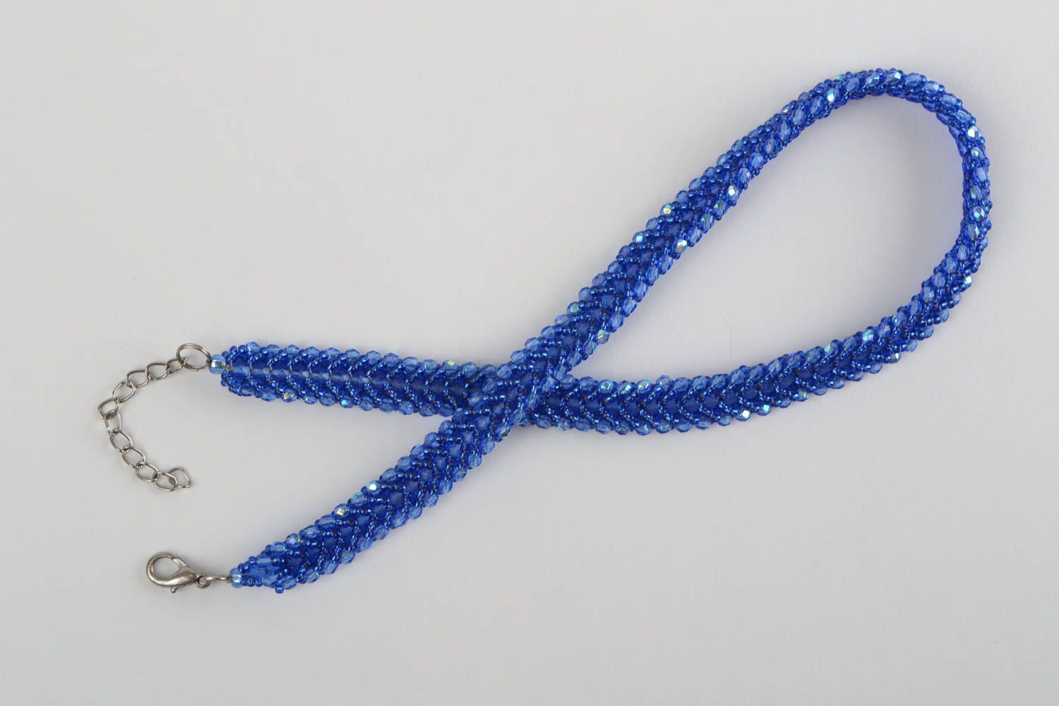 Joli collier en perles de rocaille tressé au crochet fait main bleu fin photo 2
