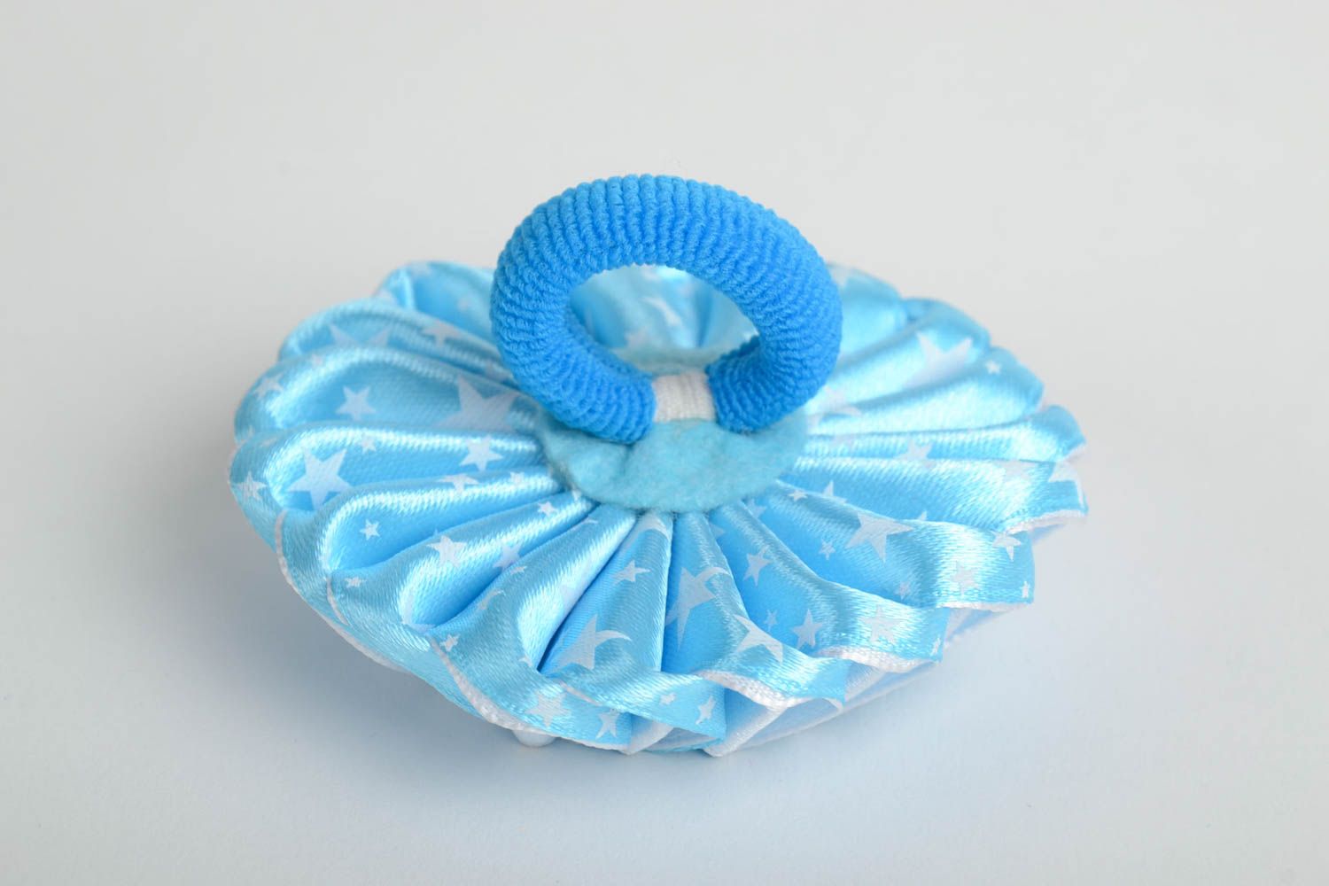 Объемная резинка для волос с цветком в технике канзаши голубая ручной работы фото 2