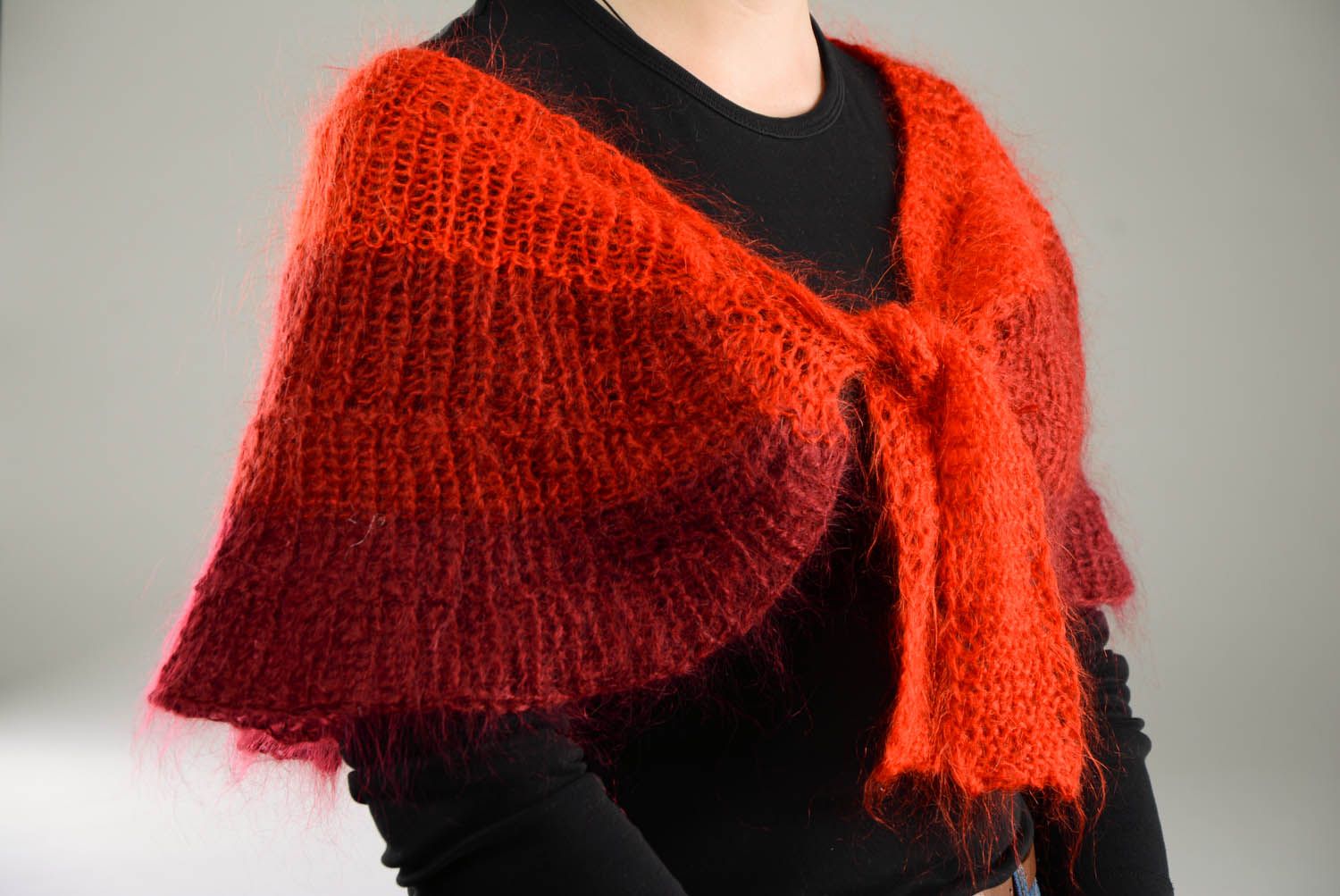 Mantelet tricoté artisanal rouge en mohair photo 2