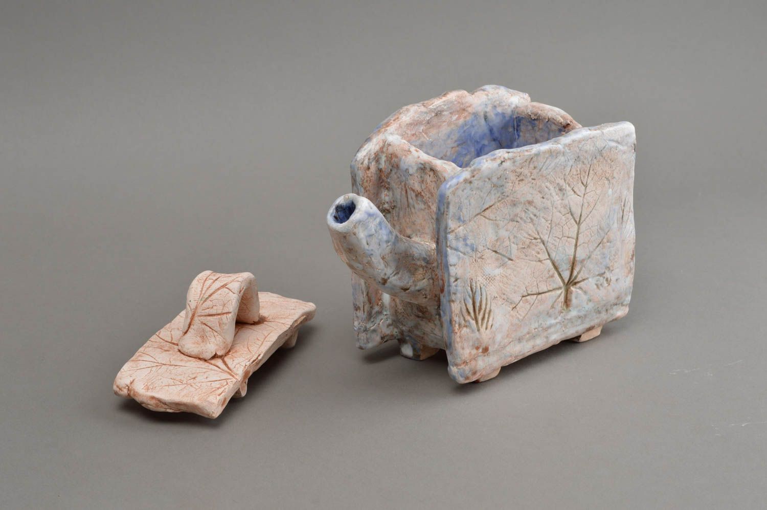 Статуэтка из шамотной глины расписанная глазурью в виде чайника ручной работы фото 2
