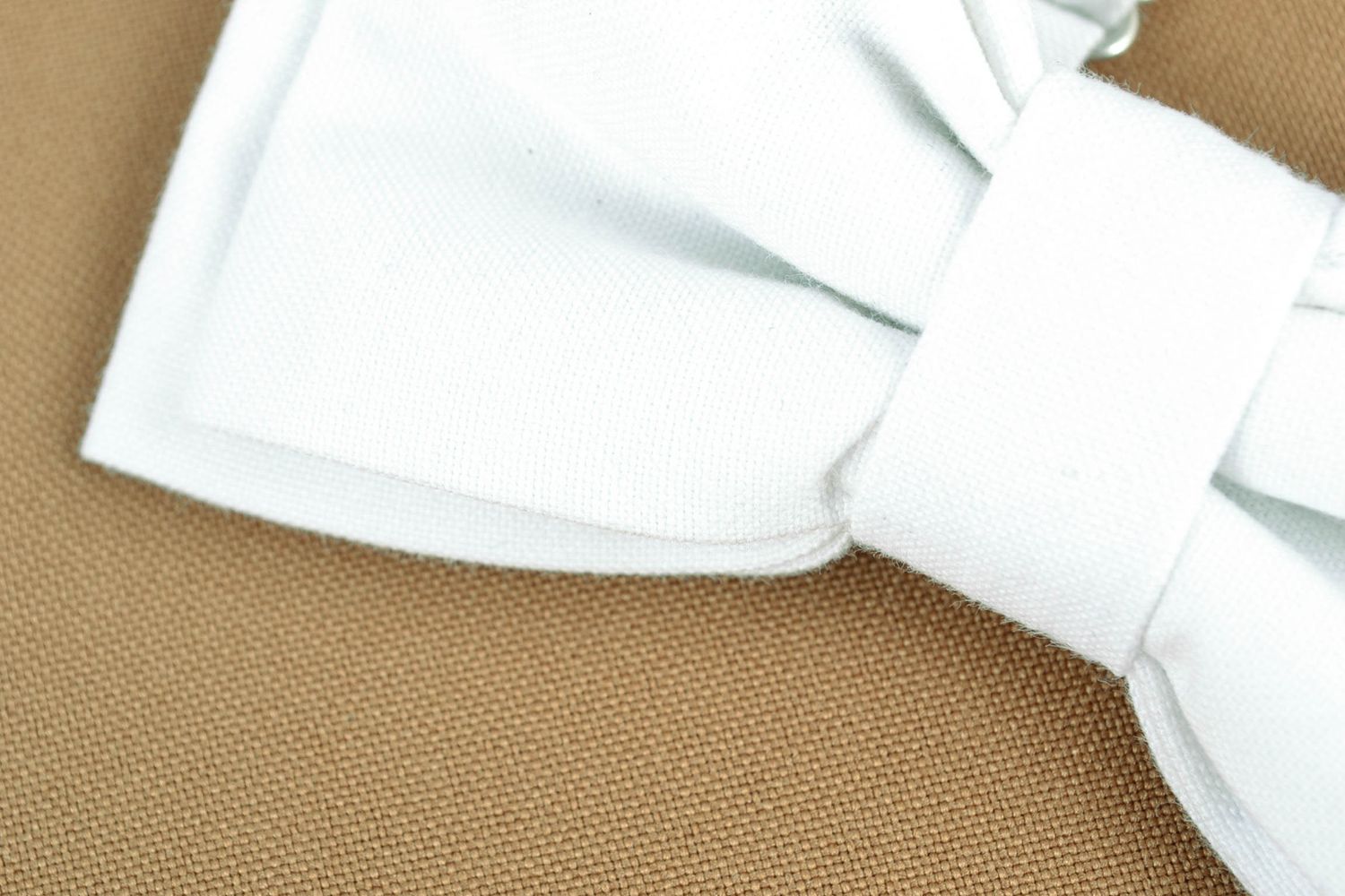 White fabric bow tie unisex photo 3