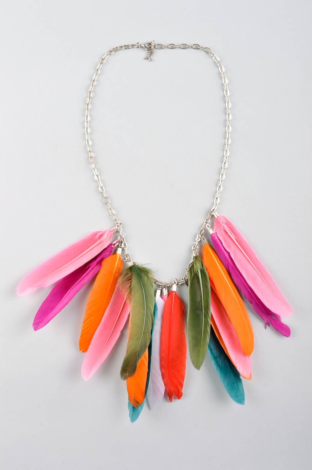 Колье из перьев украшение ручной работы модное украшение из разноцветных перьев фото 2