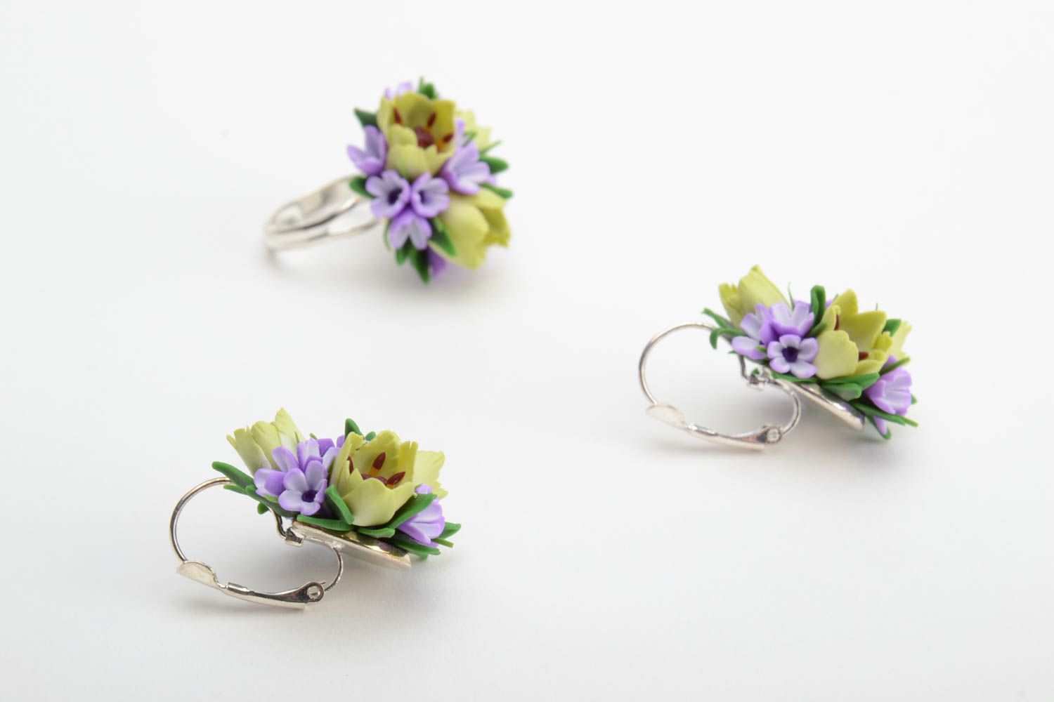 Juego de anillo y pendientes hechos a mano de arcilla polimérica con flores foto 3