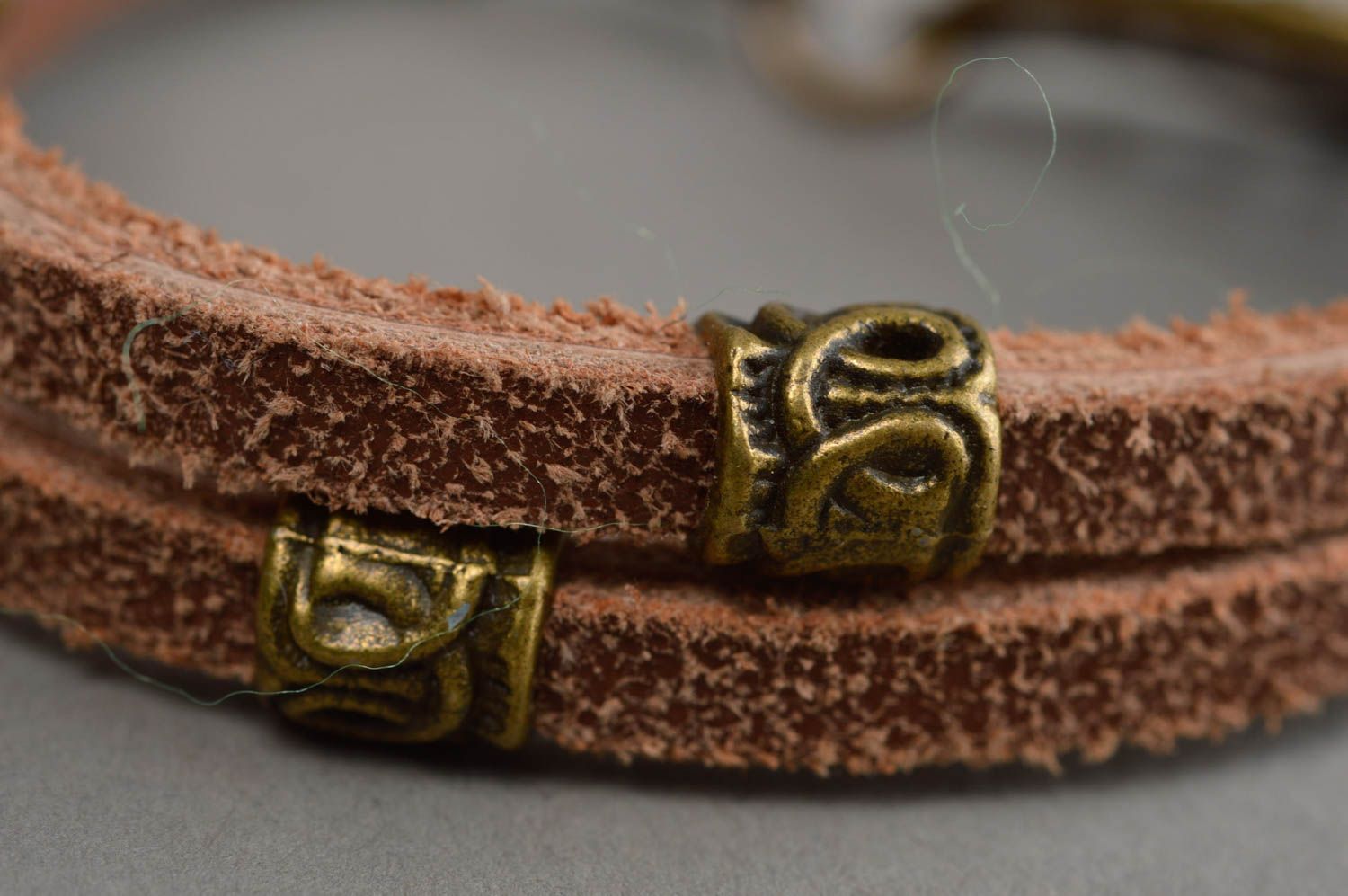 Bracelet en cuir naturel marron avec feuille métallique fait main design photo 10