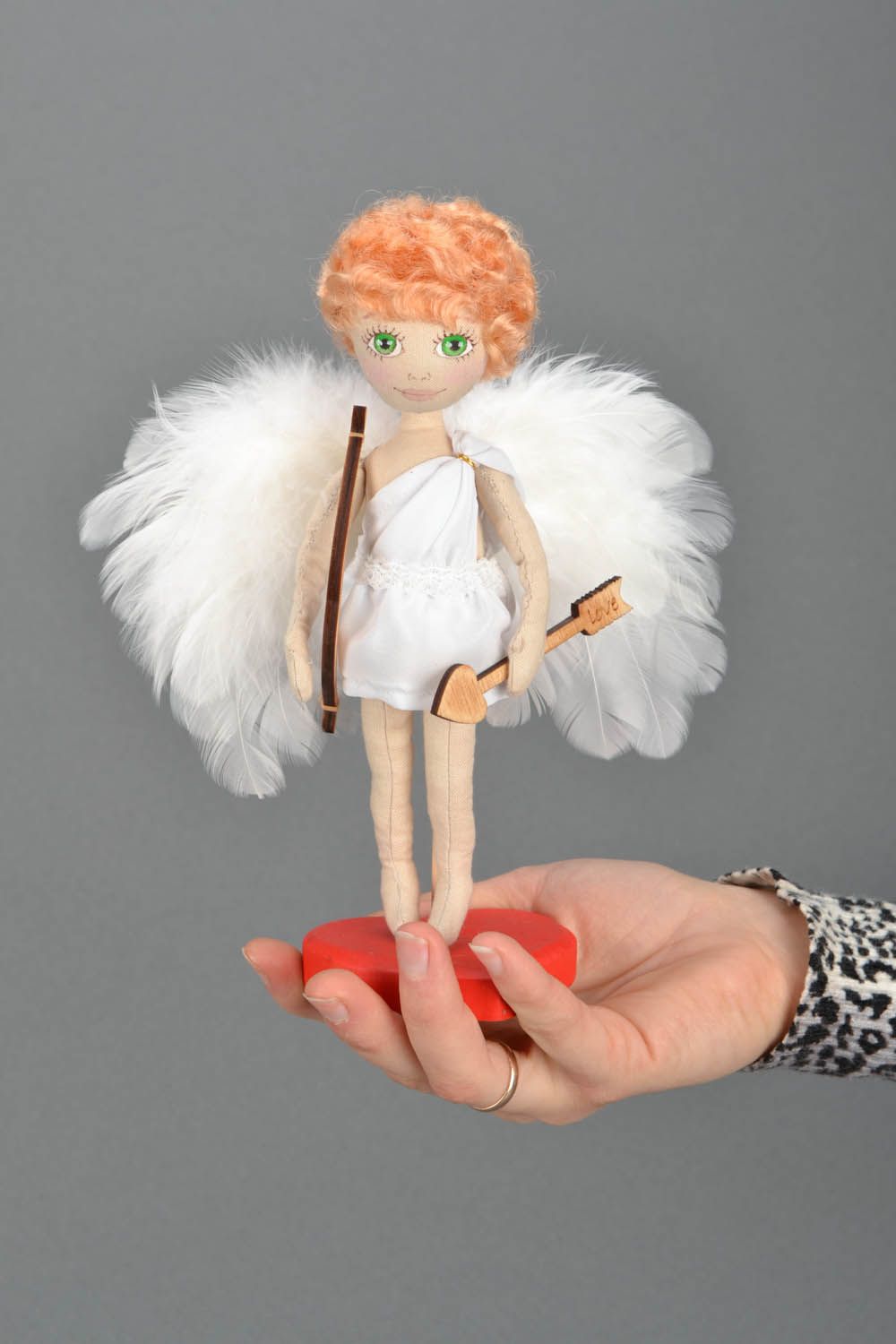 Bambola bella in stoffa fatta a mano pupazzo tessile amorino con supporto foto 2
