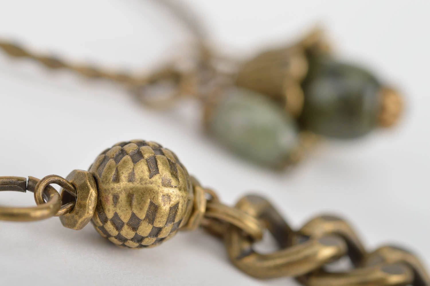 Collier métallique sur chaîne avec pendentif rond fait main accessoire design photo 4