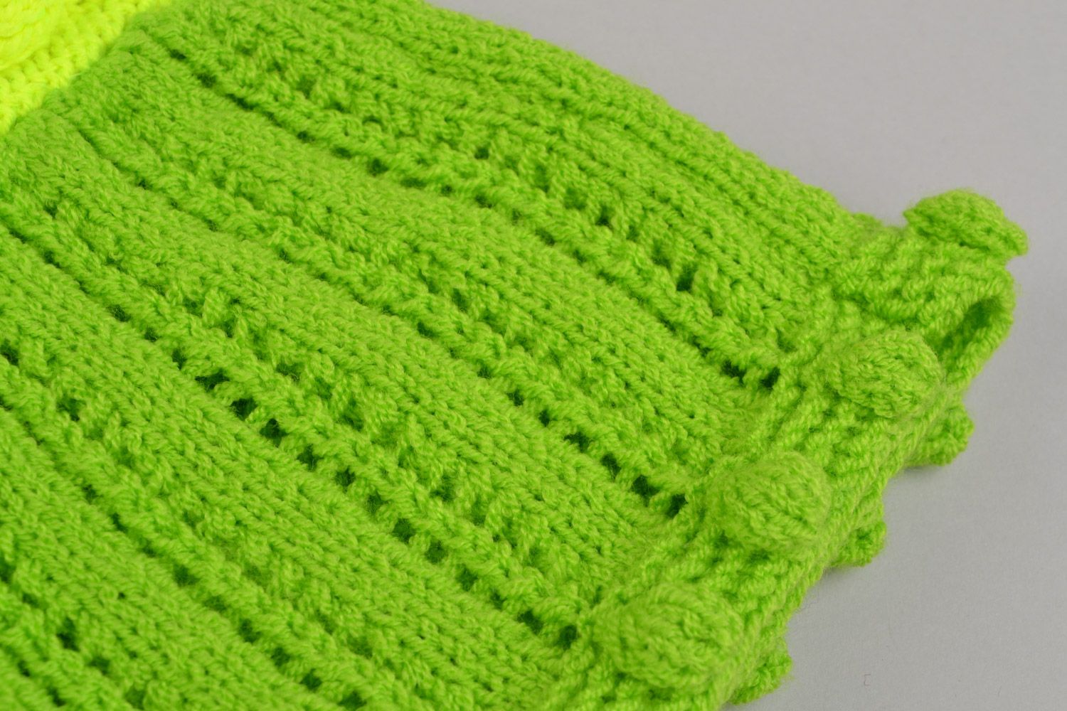 Зеленое детское платье вязаное спицами из акриловых ниток без рукавов ручная работа фото 5