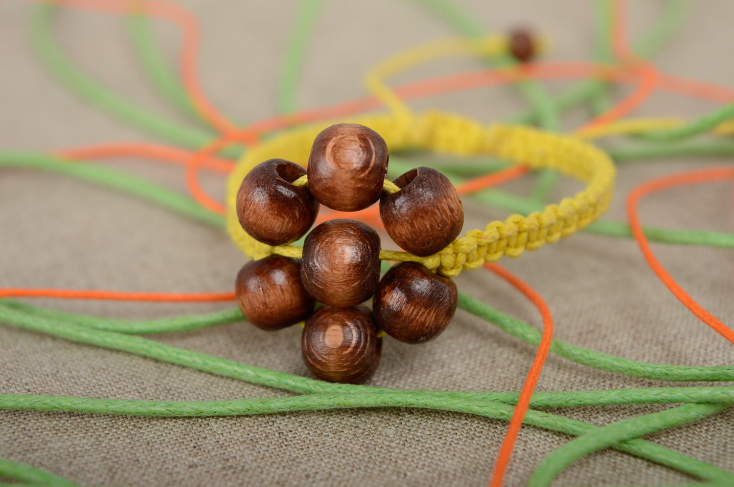 Плетеный браслет макраме из бусин из дерева и вощеного шнурка фото 2