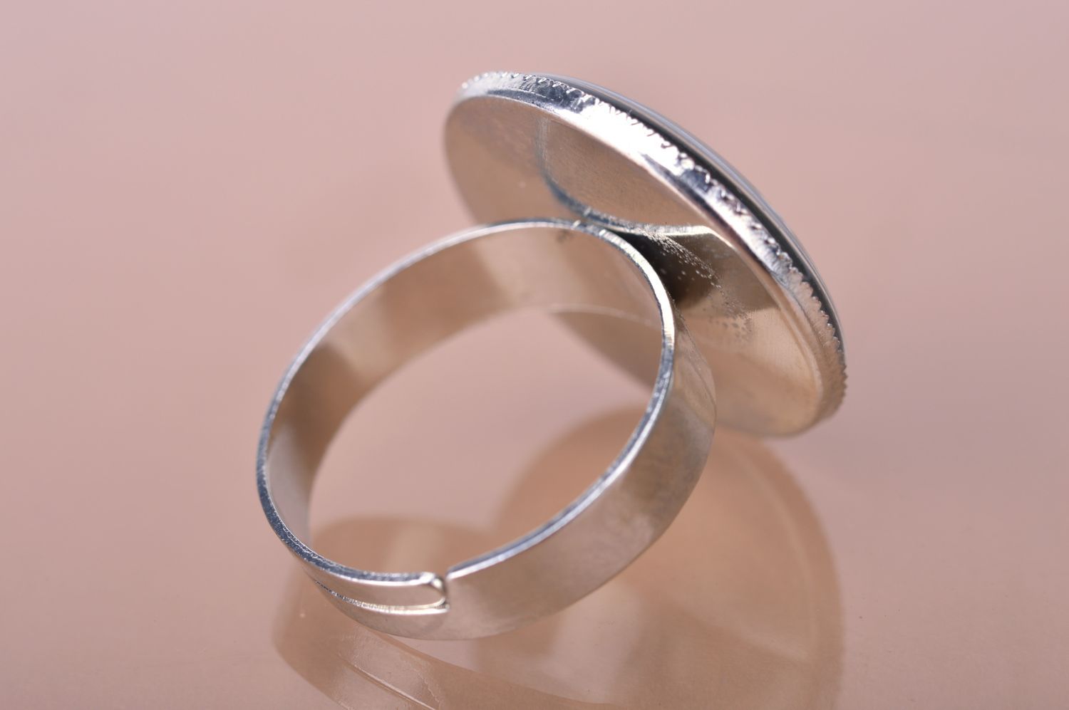 Künstlerischer runder schwarz weißer handmade Ring mit Print für Frauen Blätter  foto 4