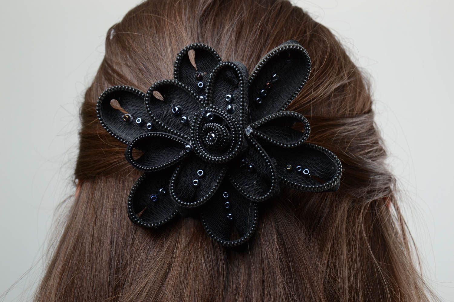 Элегантная черная заколка цветок из молний большая аксессуар ручной работы фото 5