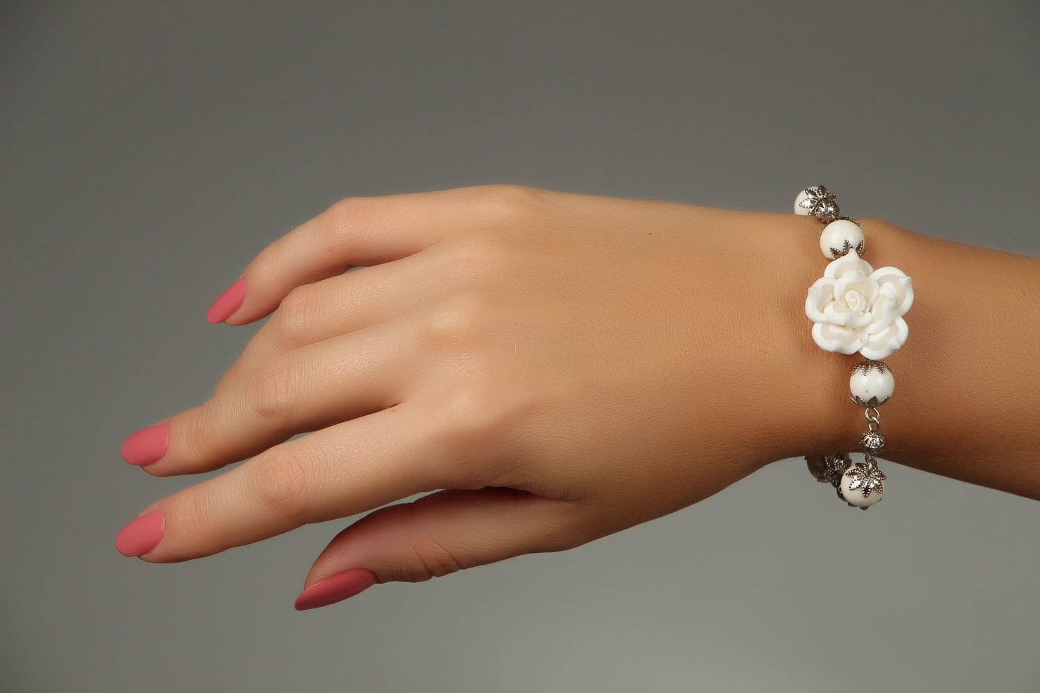 Bracelet fait main avec une fleur blanche photo 5