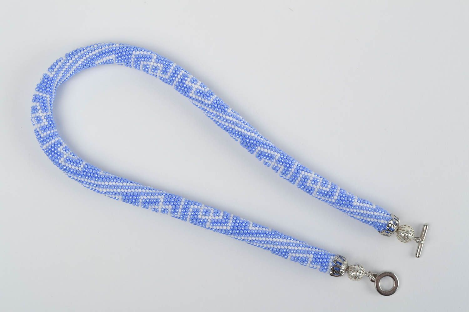 Litze Collier aus Glasperlen gehäkelt in Blau mit weißen Mustern handgemacht foto 3