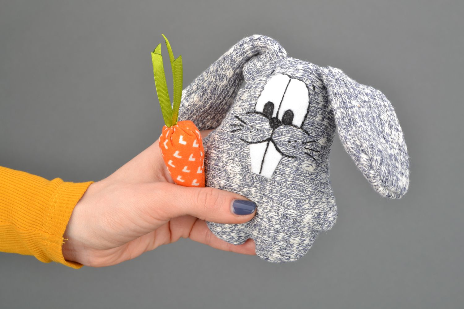 Jouet décoratif en tissu fait main Lapin avec une carotte photo 1