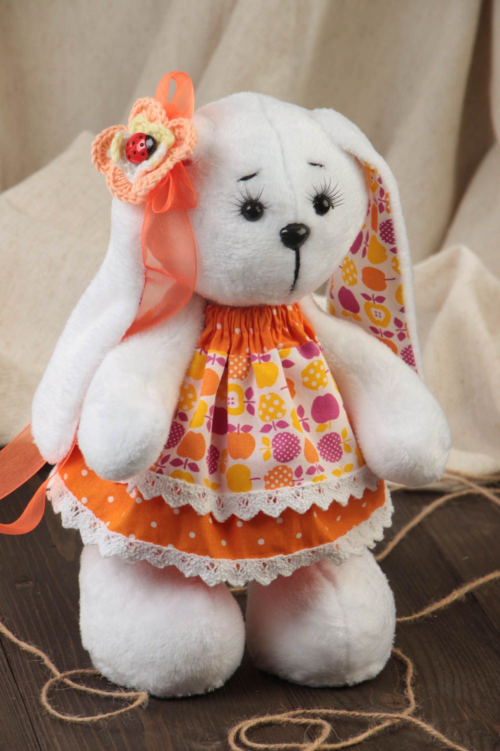 Детская мягкая игрушка ручной работы зайка в платье из ткани для девочке фото 1