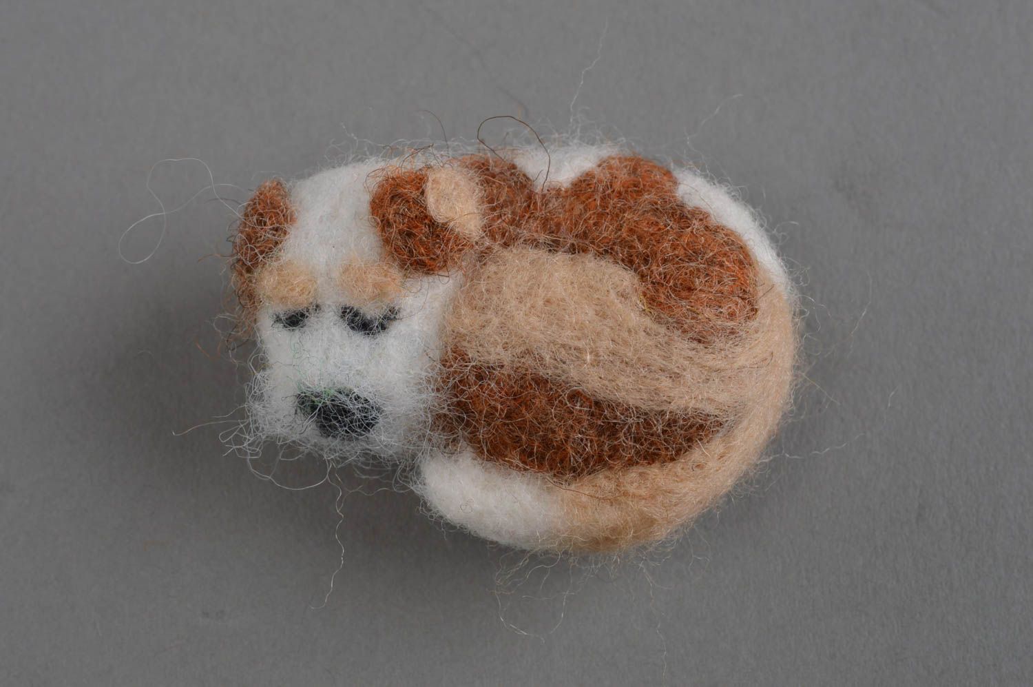 Petite broche chien beige en laine naturelle feutrée faite main originale photo 3