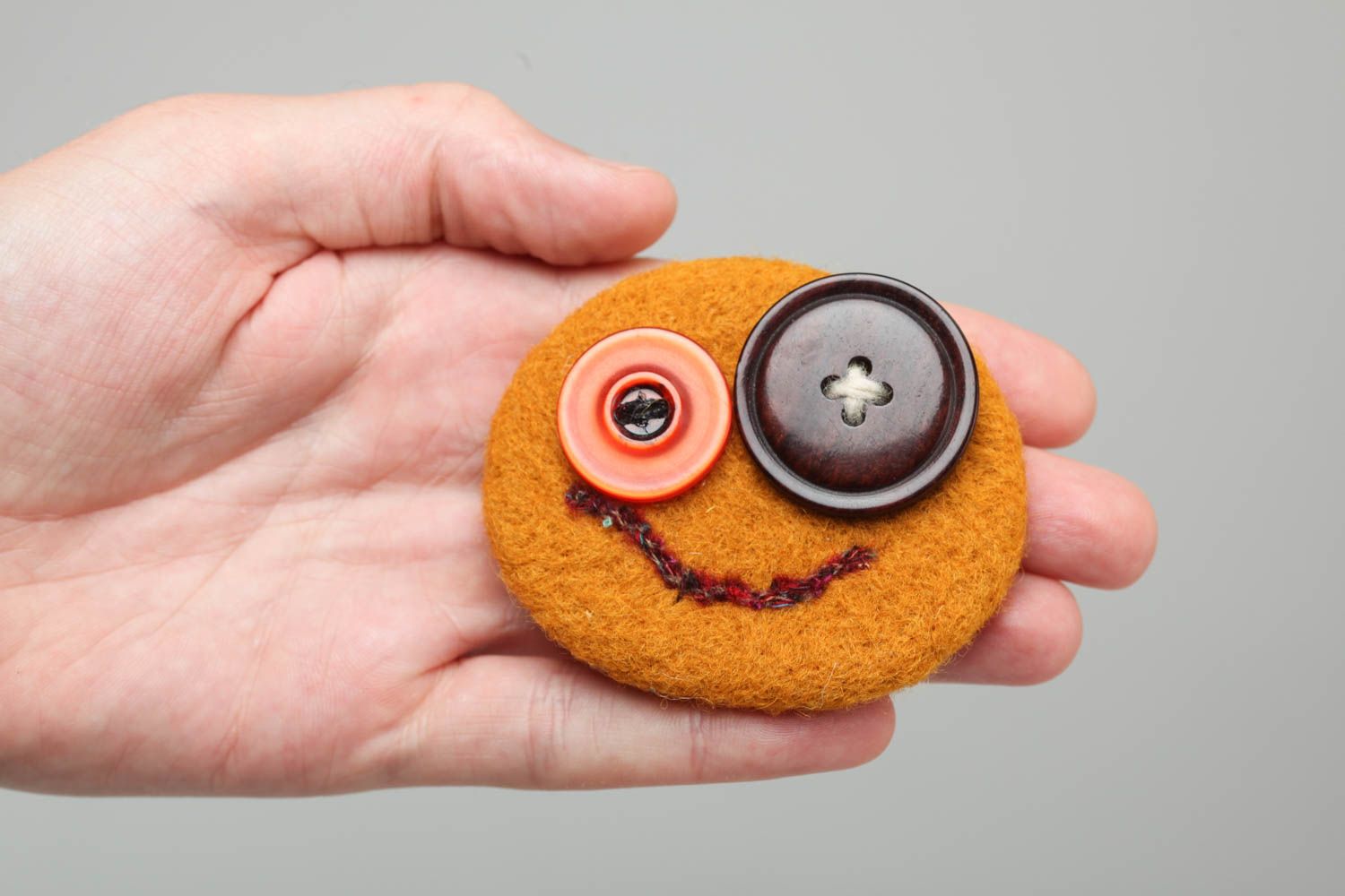 Broche smiley orange en laine feutrée avec boutons ronde originale faite main photo 5