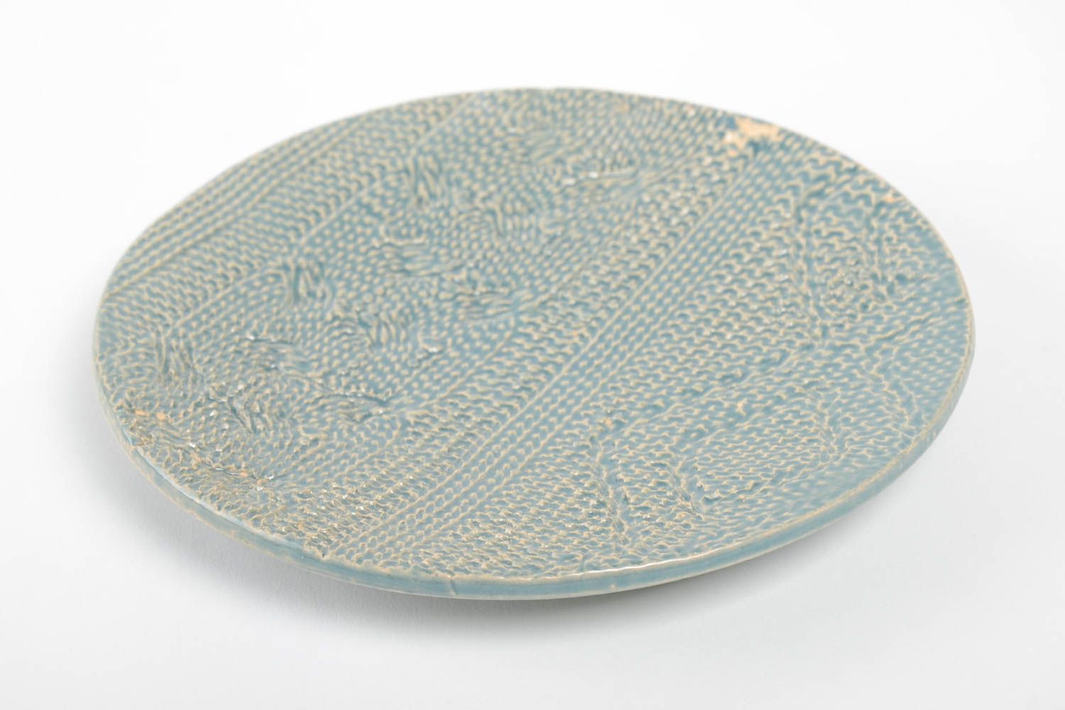 Необычная тарелка из глины круглая голубая с имитацией вязки ручная работа фото 3