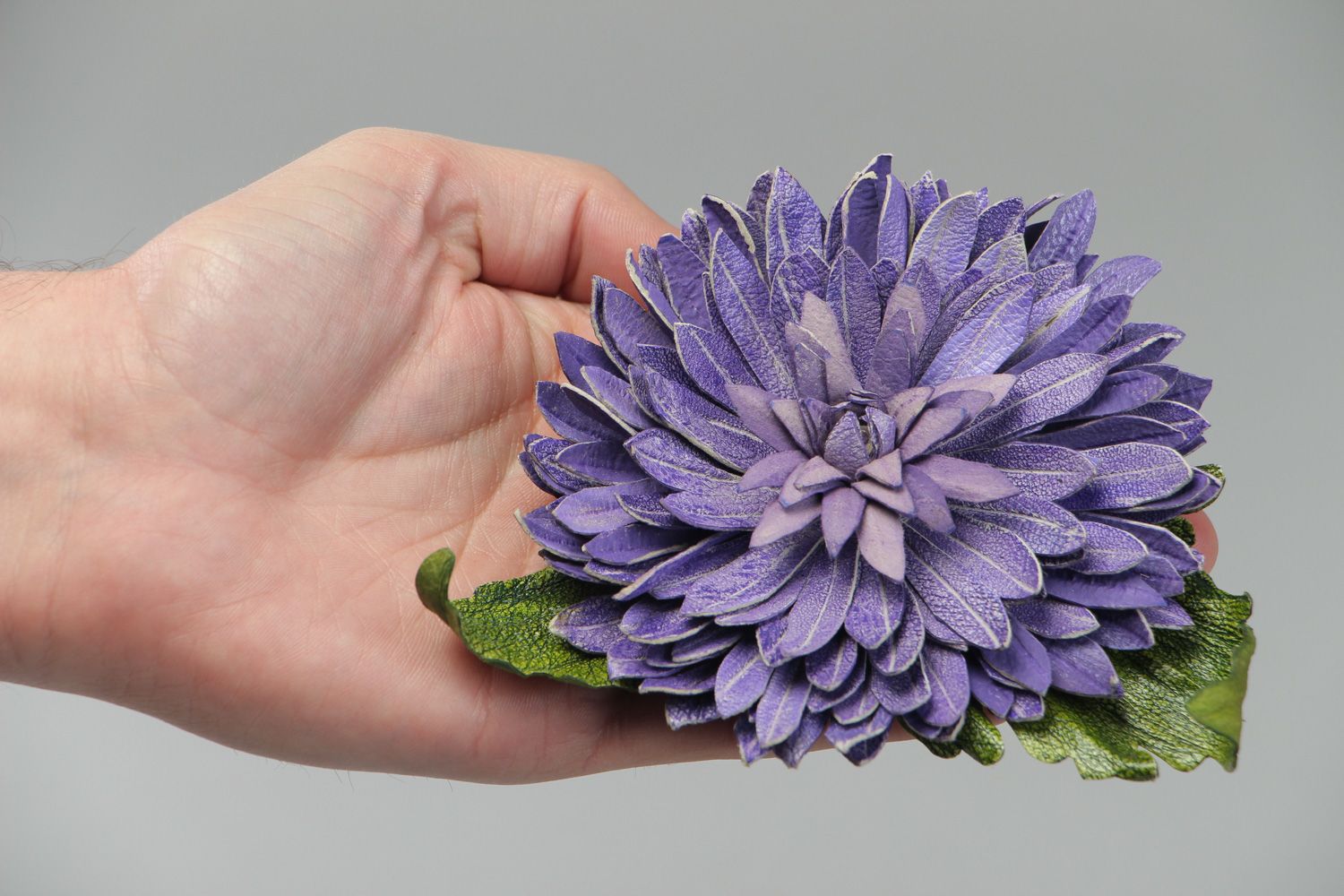 Handgemachte Lila Brosche aus echtem Leder in Form einer großen Blume für Frauen foto 4