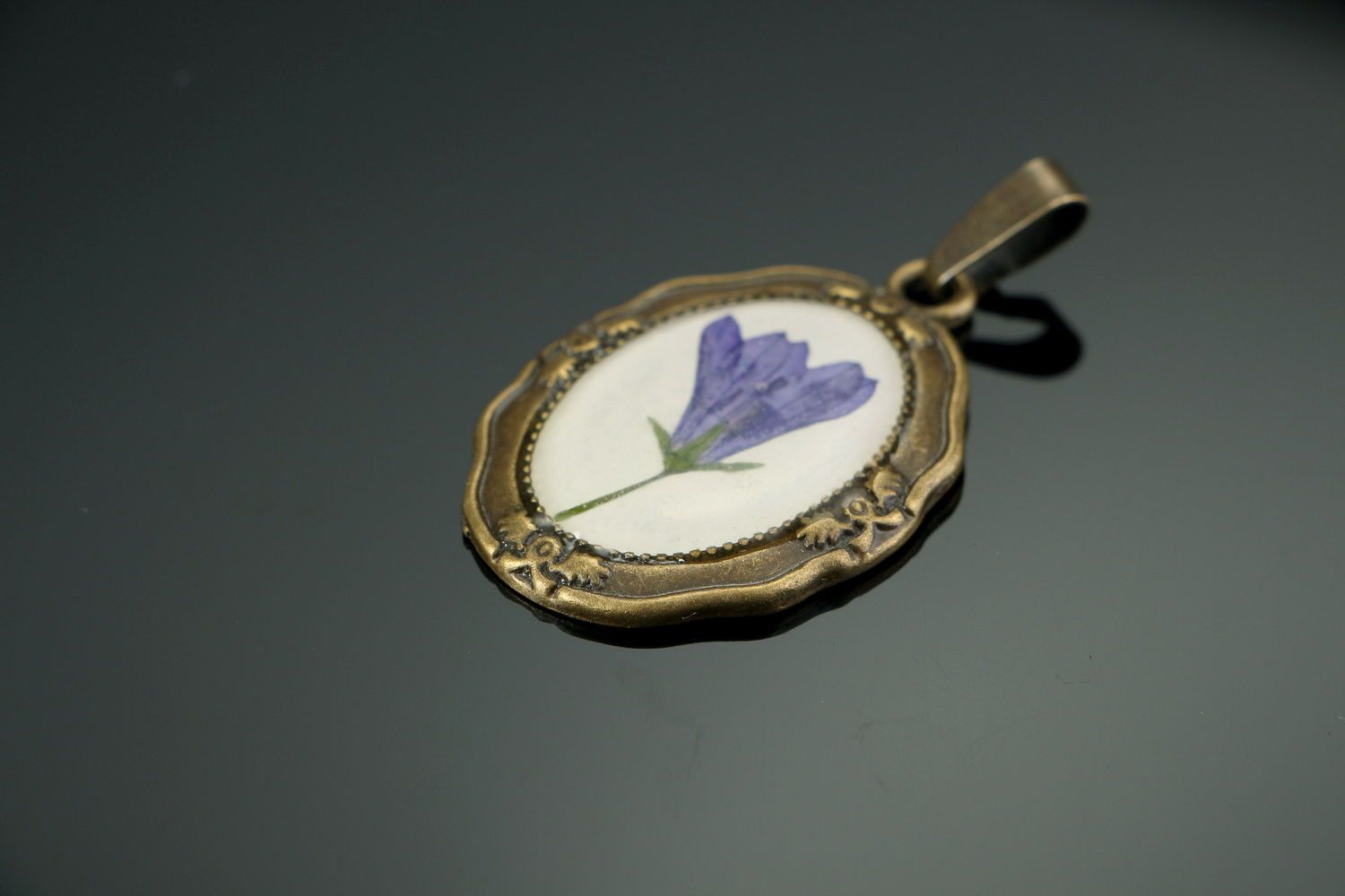 Pendant made of bluebell, coated with epoxy resin photo 2