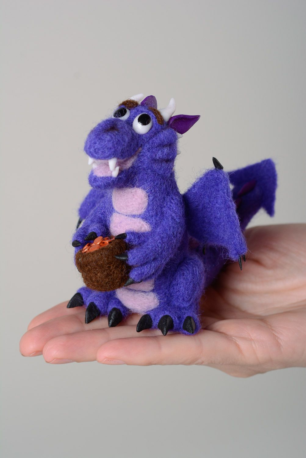 Petit jouet en laine feutrée et pâte polymère fait main original dragon violet photo 3