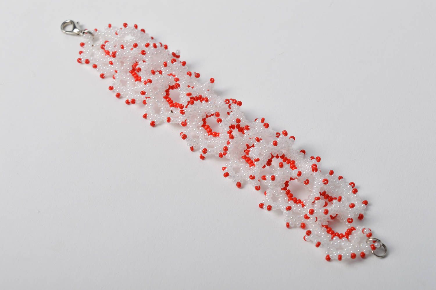 Bracelet perles rocaille Bijou fait main blanc rouge sympa Accessoire femme photo 3
