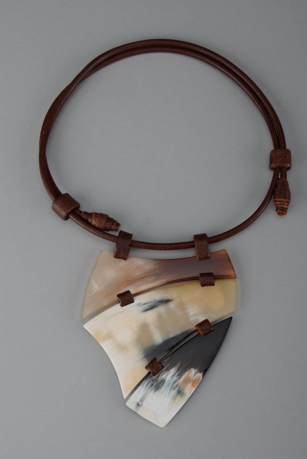 Handmade Collier aus Kuhhorn und Leder foto 1