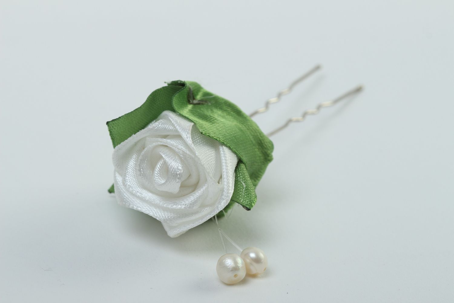 Weiße Blumen Haarnadel handgemachter Schmuck Haar Accessoire aus Atlasbändern  foto 3