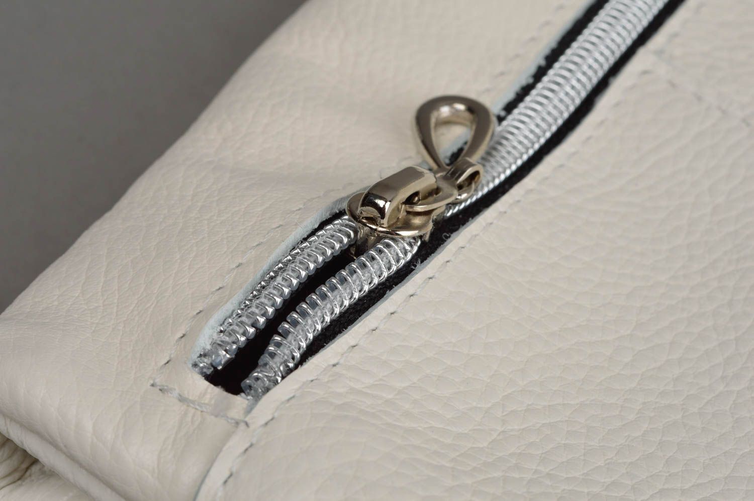 Удобная стильная белая сумка унисекс из натуральной кожи ручная работа фото 4