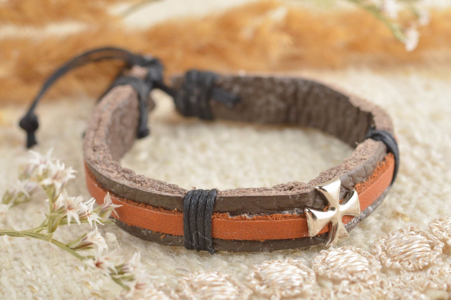 Pulsera artesanal accesorio de moda pulsera de piel natural marrón con cruz foto 1