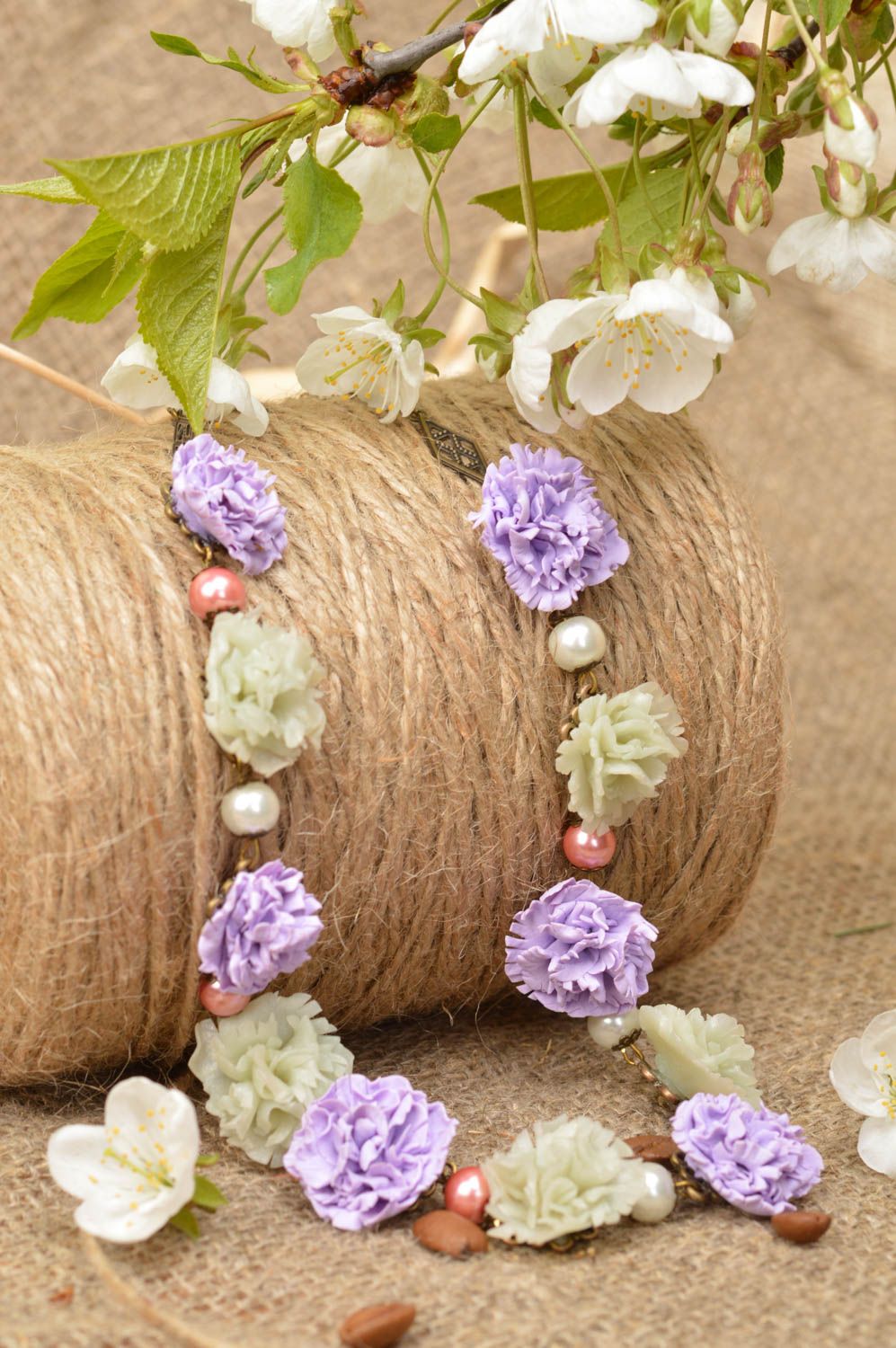 Collar artesanal original con flores de arcilla polimérica con cuentas Acianos foto 1