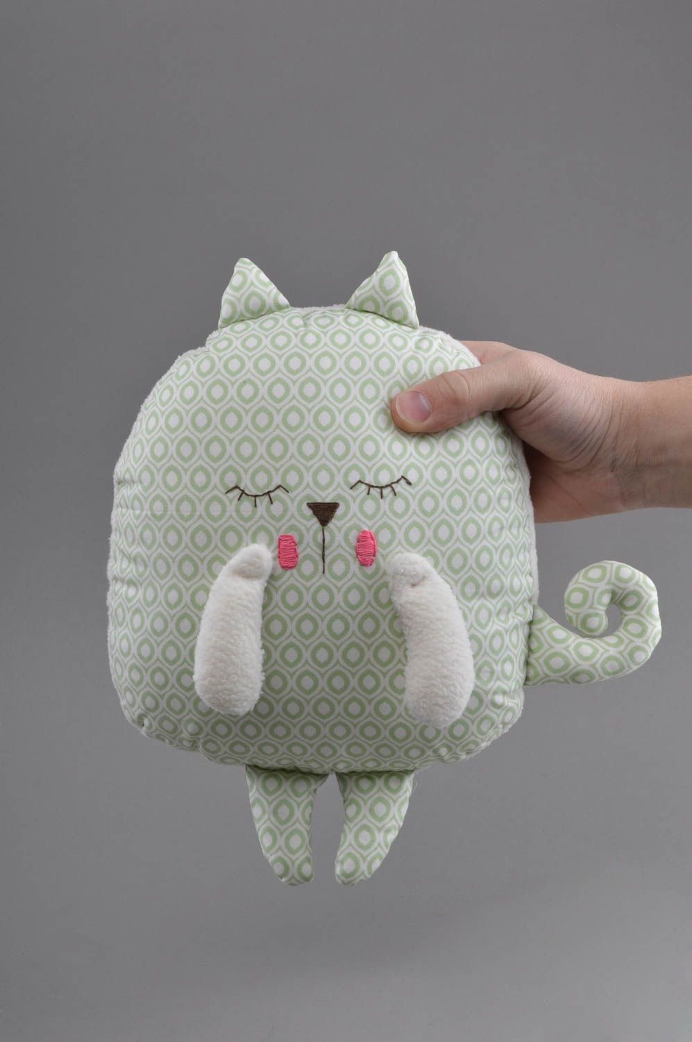 Интерьерная игрушка-подушка из хлопковой ткани ручной работы салатовый котик фото 4
