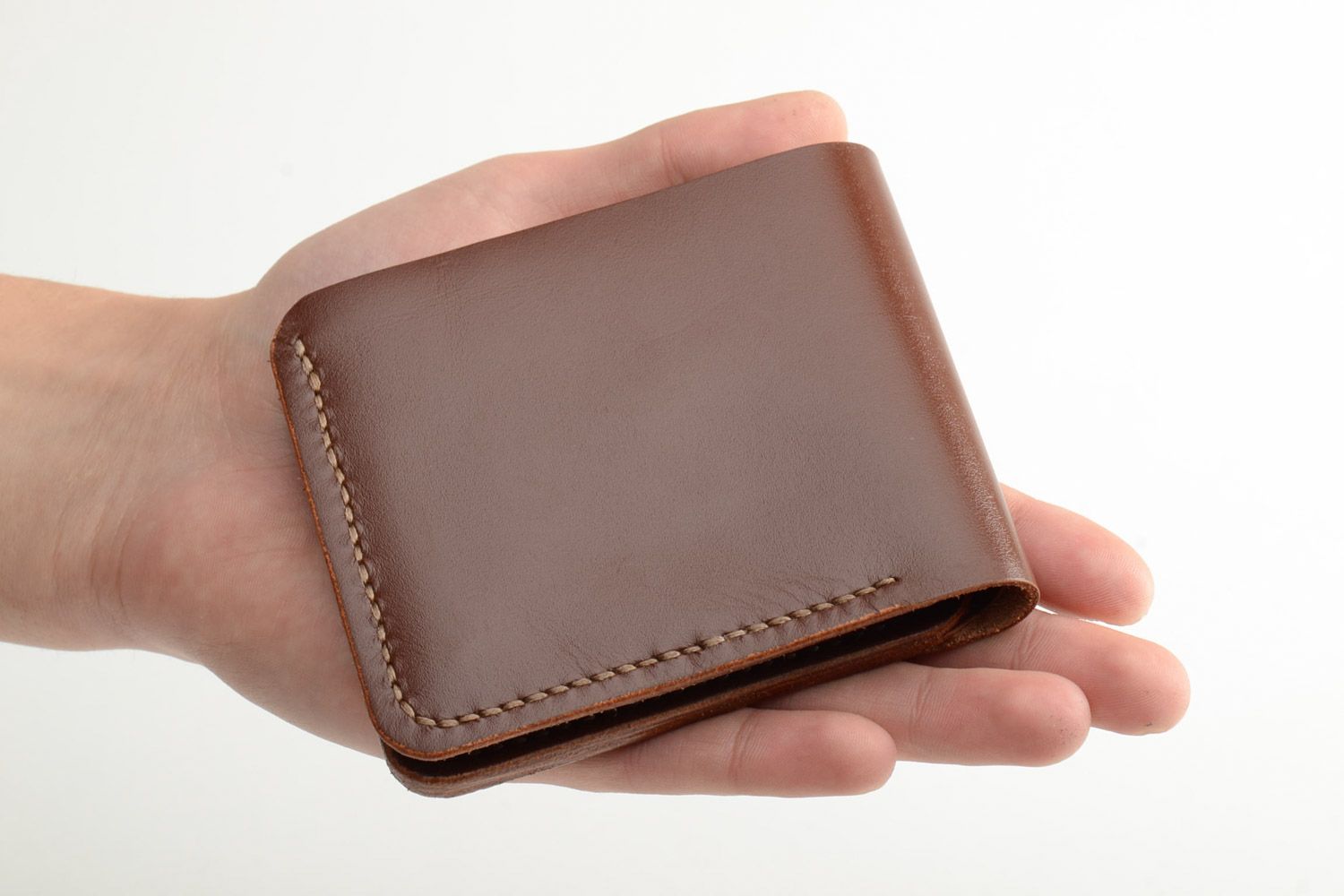 Мужской бумажник из натуральной кожи коричневый на три отделения ручной работы фото 5