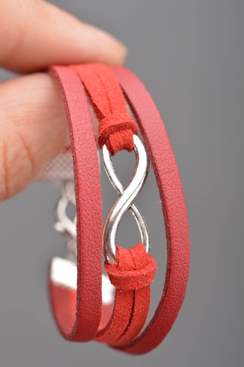 Künstlerisches rotes Armband aus Leder handmade Schmuck für Frauen Infinitum foto 2