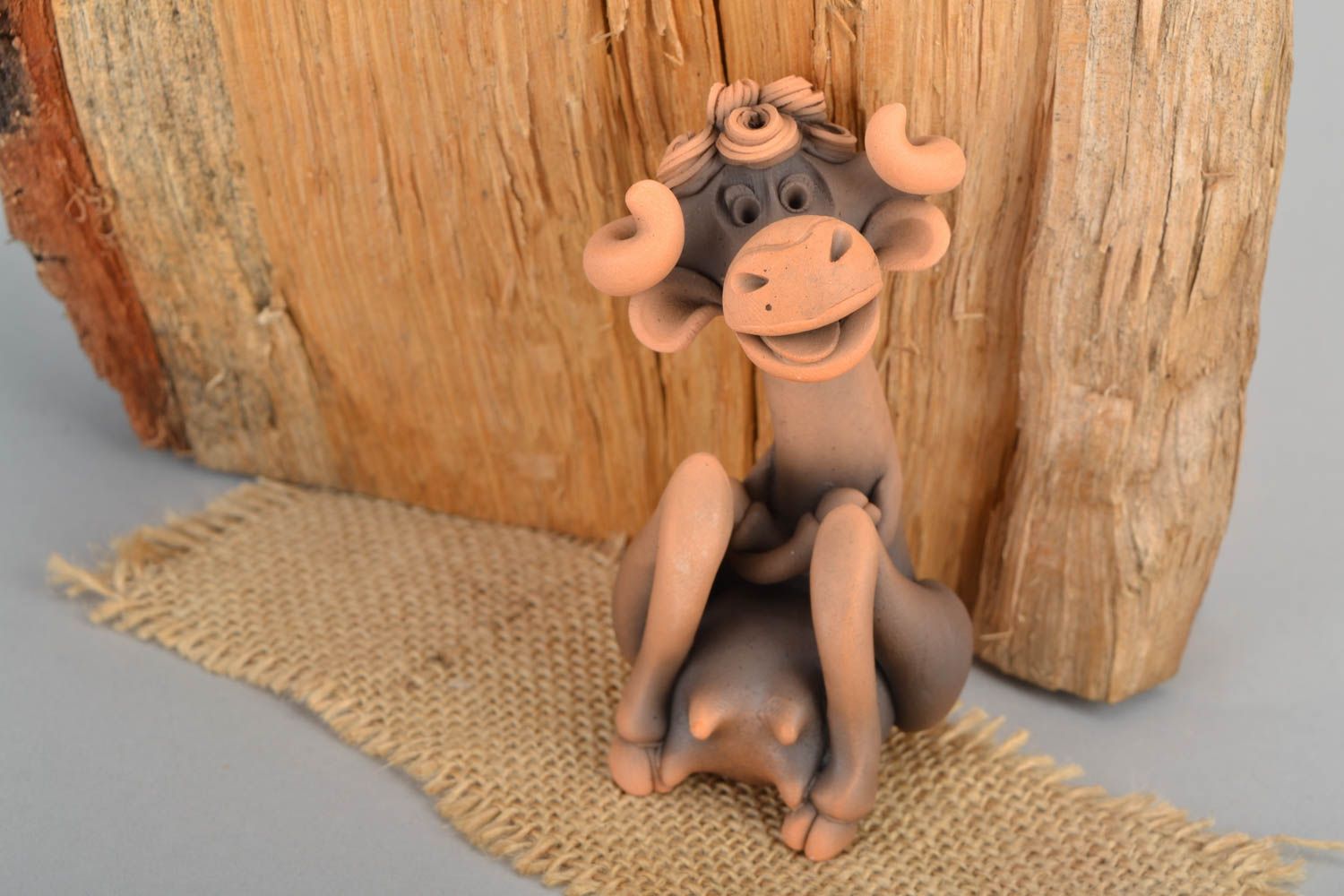 Figurine miniature en terre cuite Vache timide photo 1