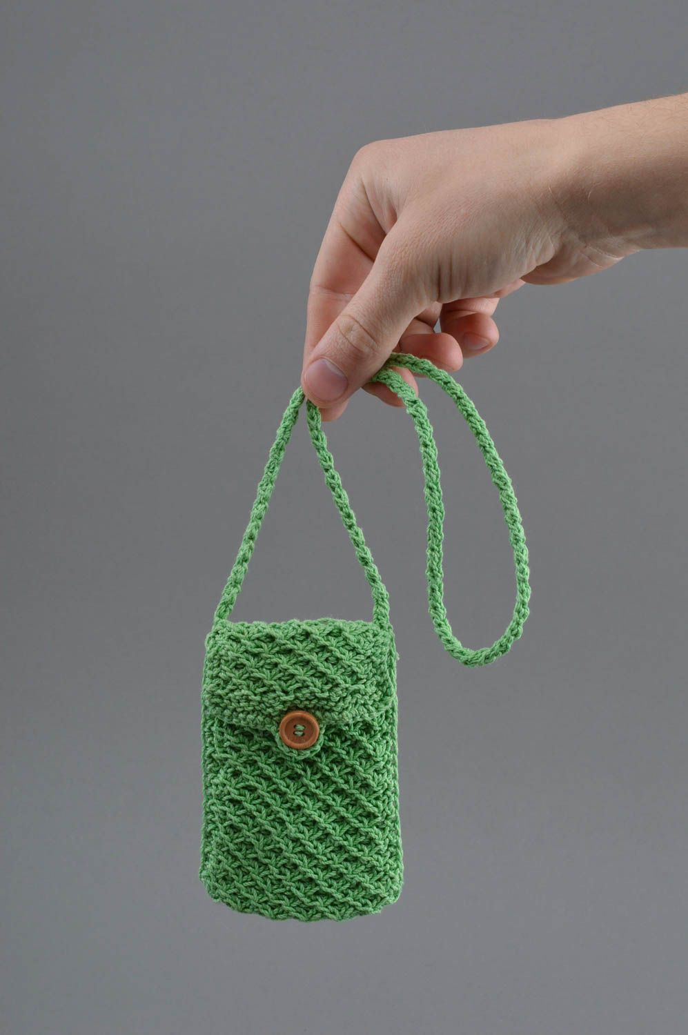 Маленькая вязаная сумка для телефона ручной работы на длинной шлейке зеленая фото 4