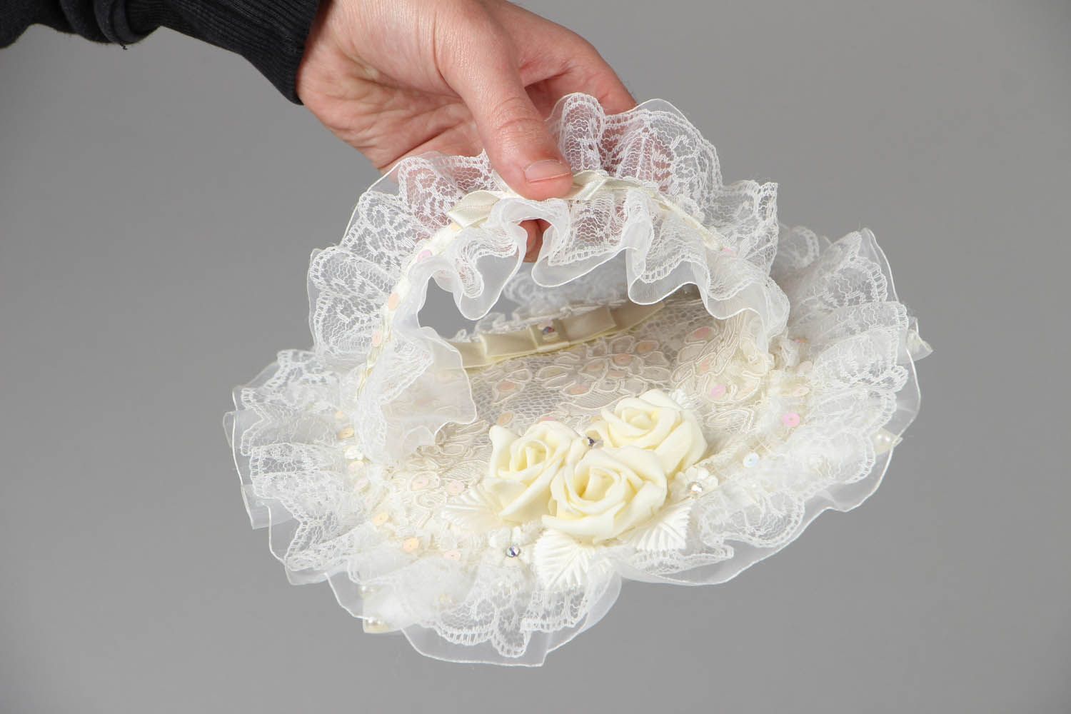 Свадебная подушечка для колец с кружевом фото 4