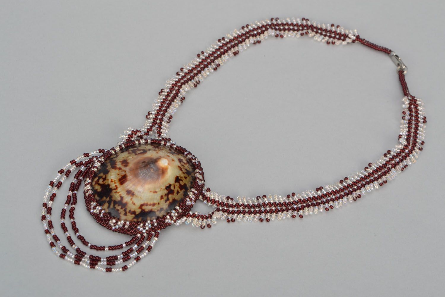 Beaded pendant with shell photo 3