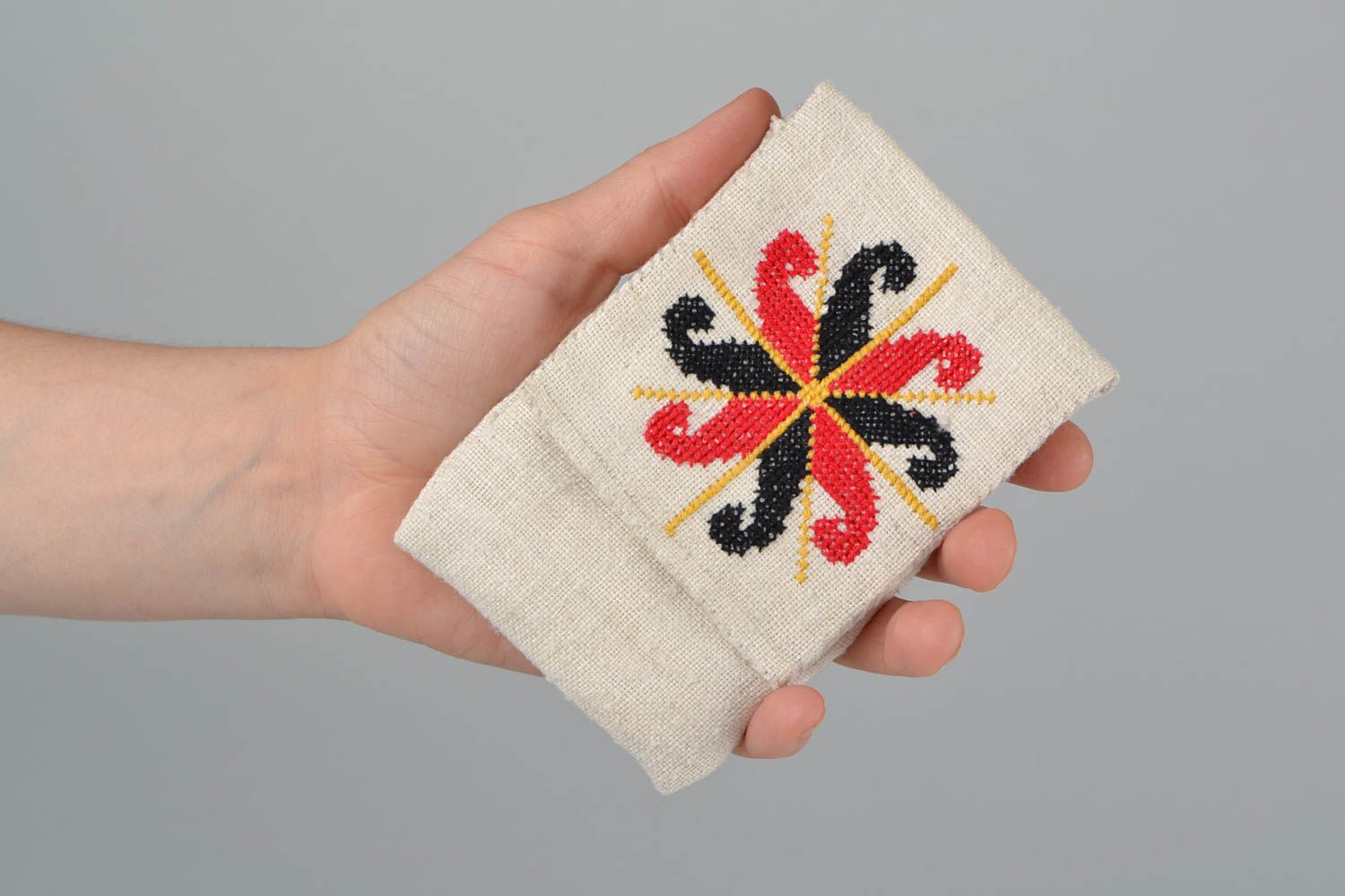 Originelle Handytasche aus Textil mit Stickerei weiß rot handmade Accessoire  foto 2