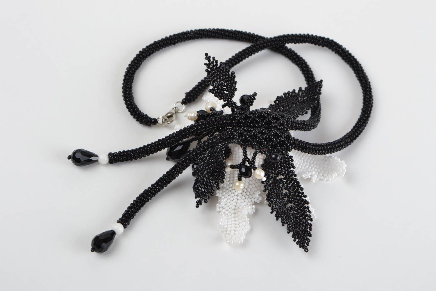 Collier avec grosse fleur en perles de rocaille tchèques noir et blanc fait main photo 5
