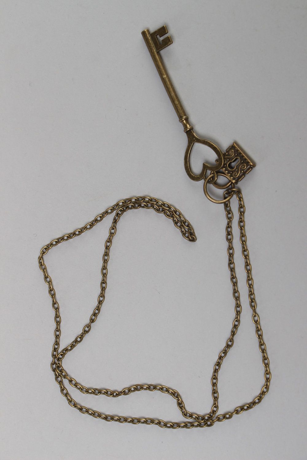 Кулон на длинной цепочке с подвесками в виде ключа и замочка для девушки фото 1