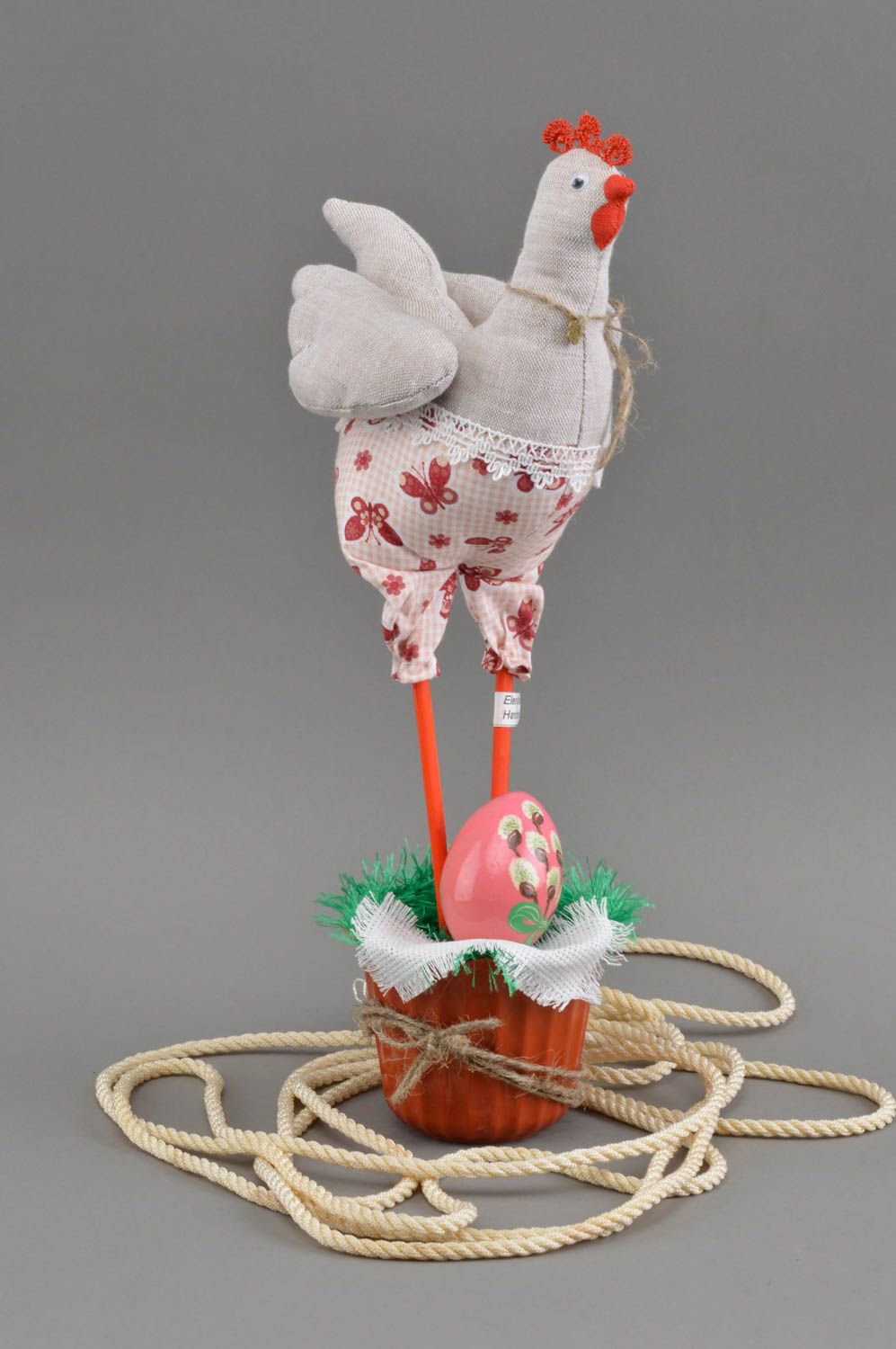Интерьерная игрушка в виде курицы с писанкой ручной работы авторская пасхальная фото 1