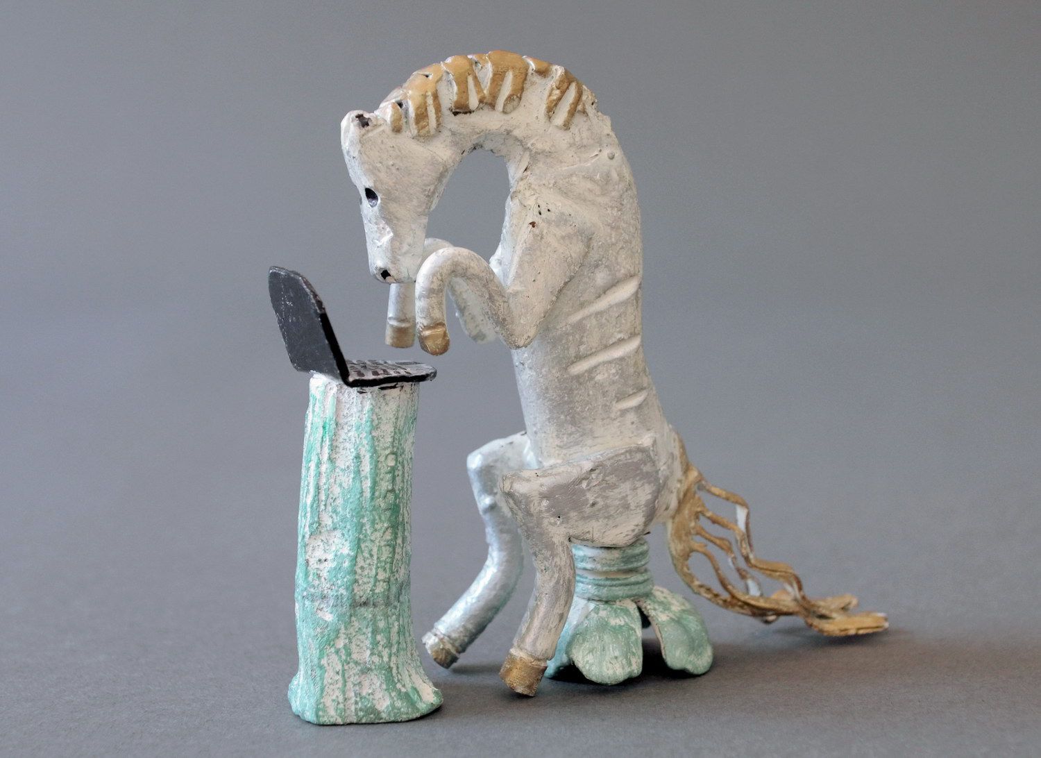 Metal statuette Horse with laptop photo 1